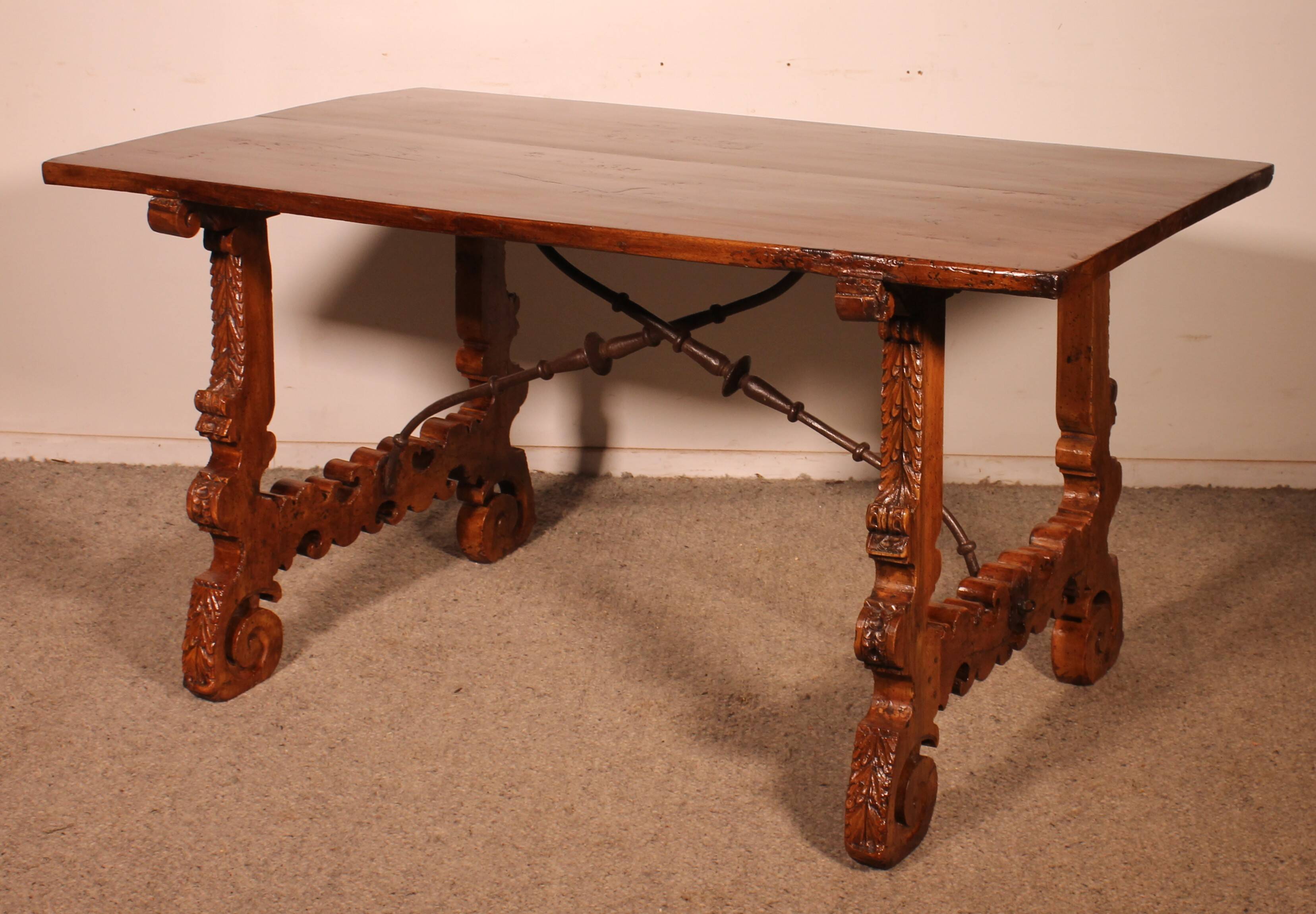 Spanish Renaissance Table In Blond Walnut - 17th Century