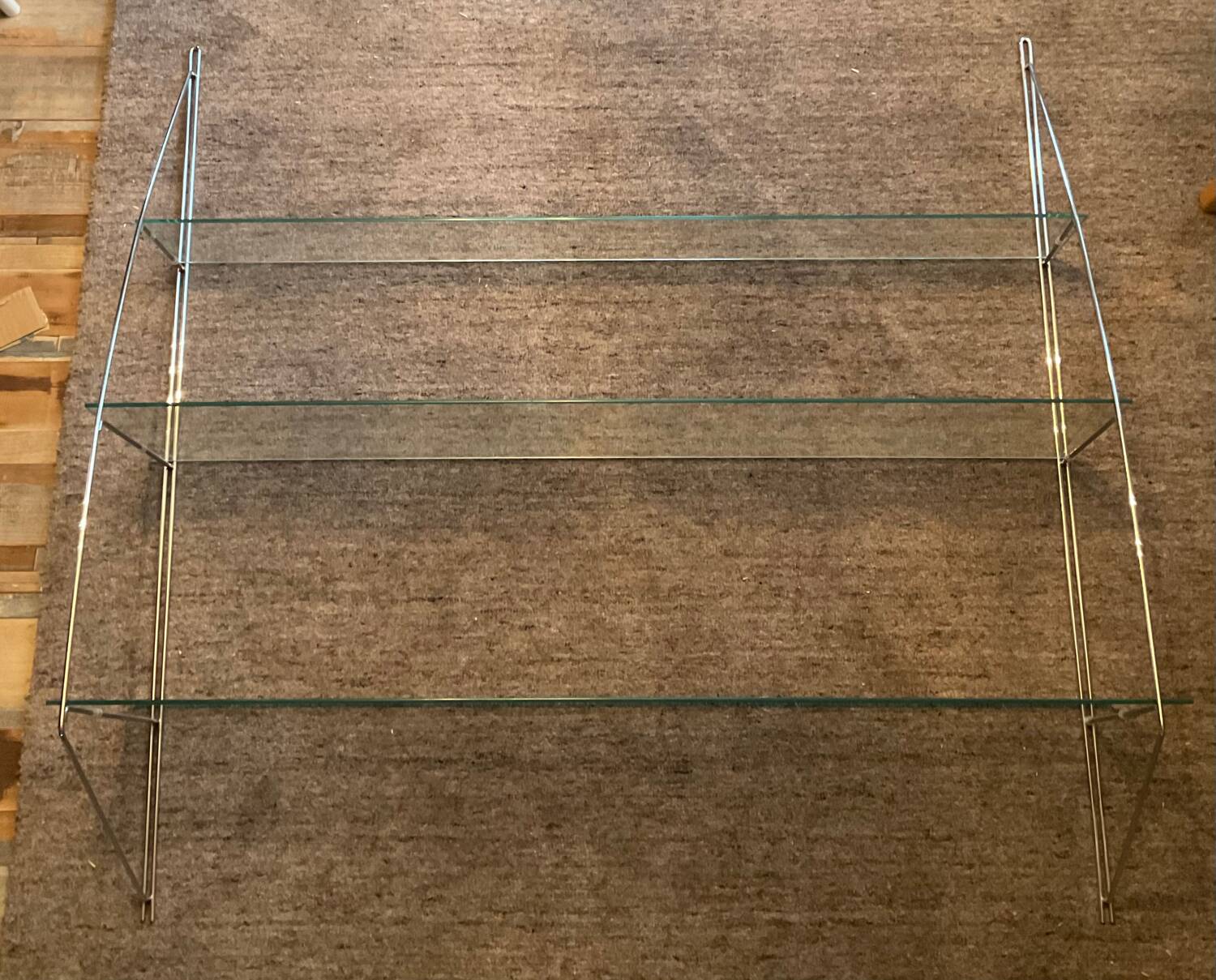 Half-moon design shelf in chromed metal and glass