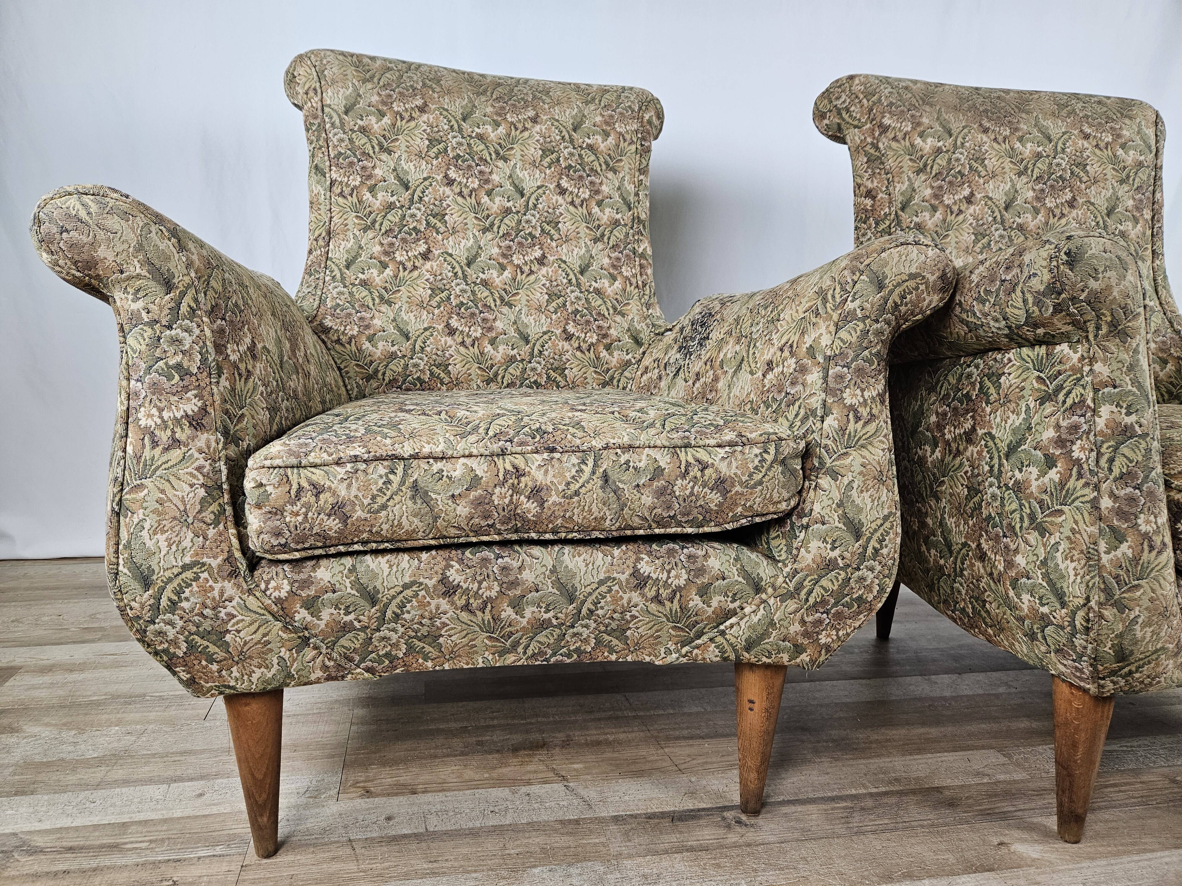 Paire de fauteuils fleuris années 70 avec pieds en bois