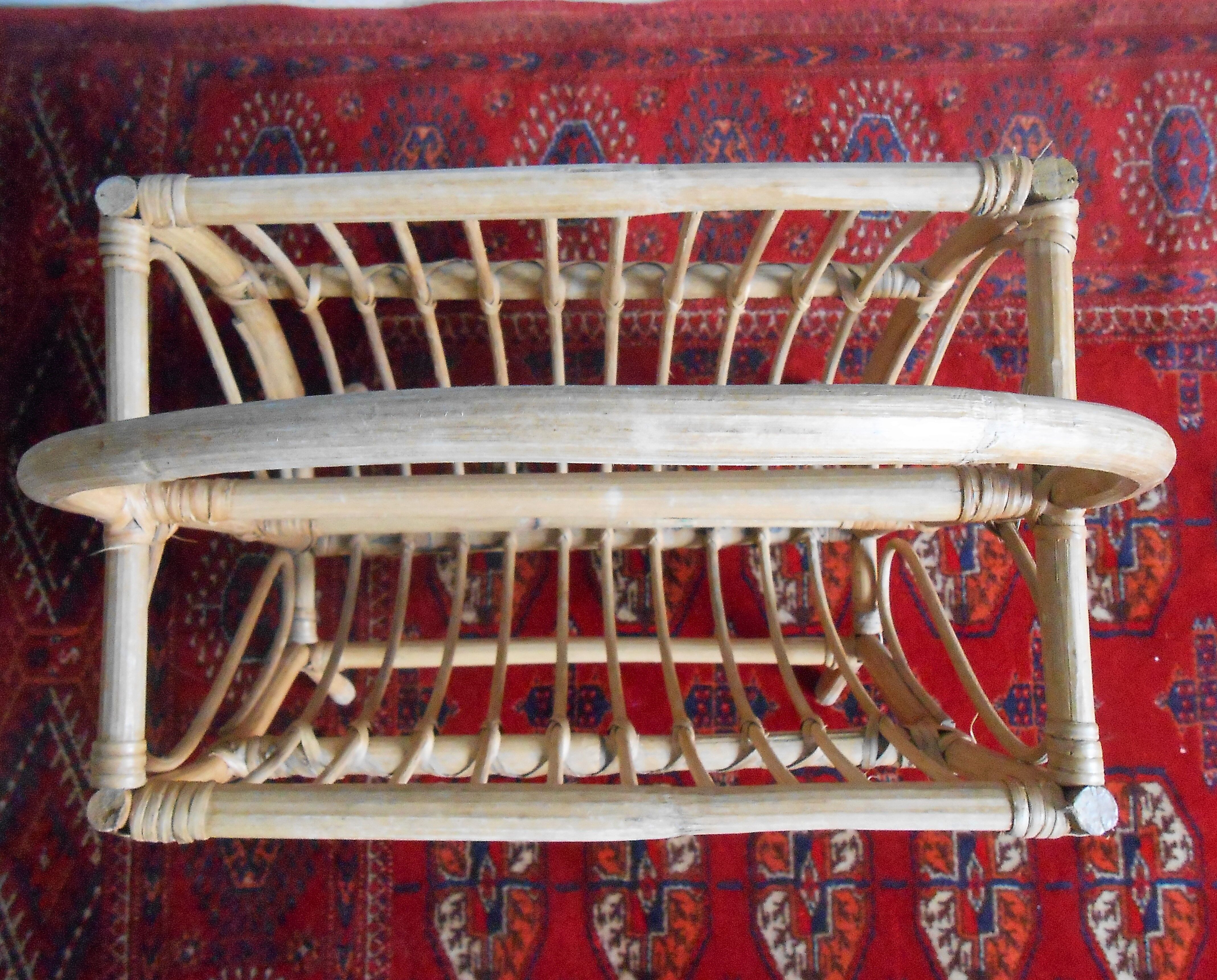 Porte revue vintage en rotin