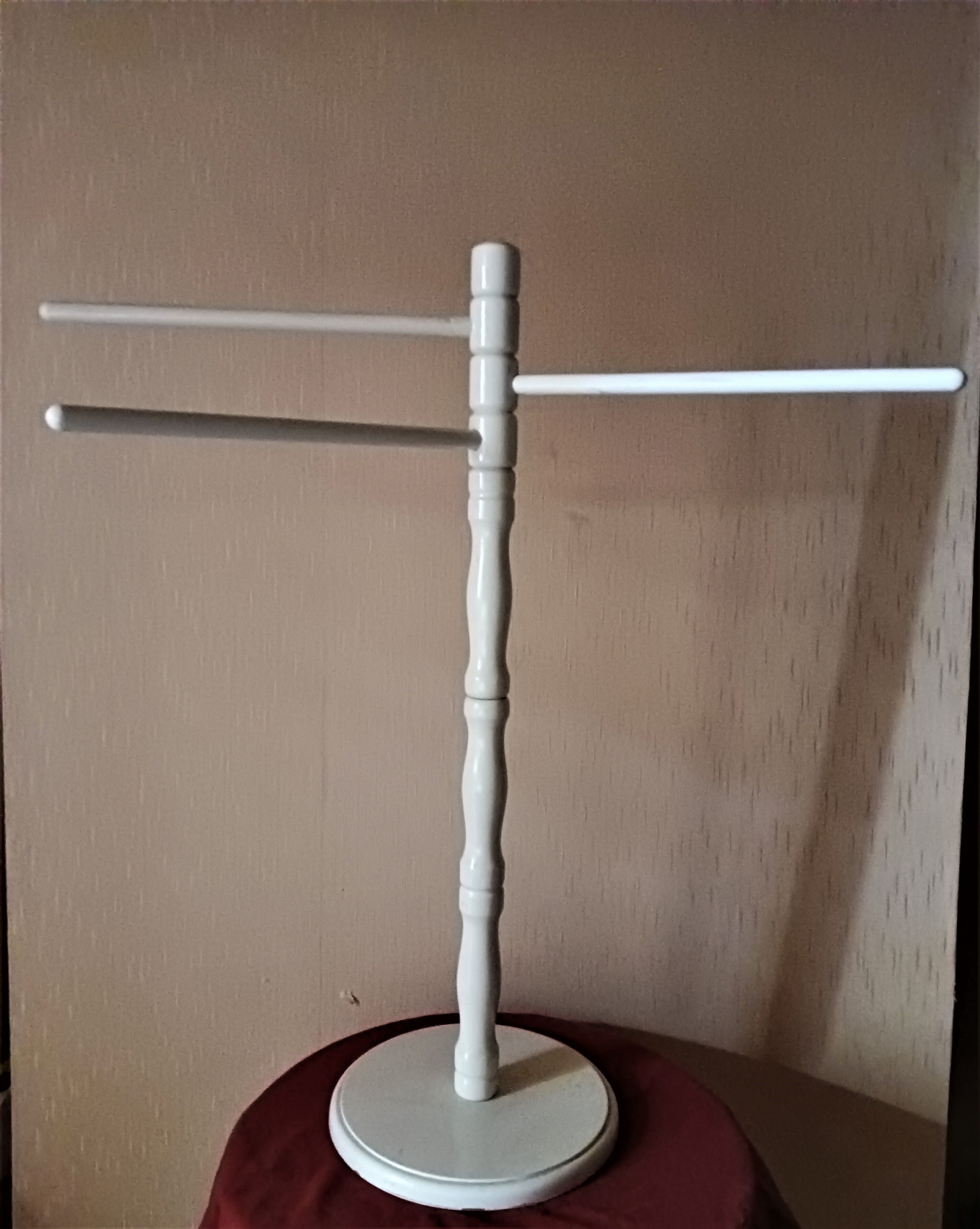 Bath towel rack in white wood, three bars.