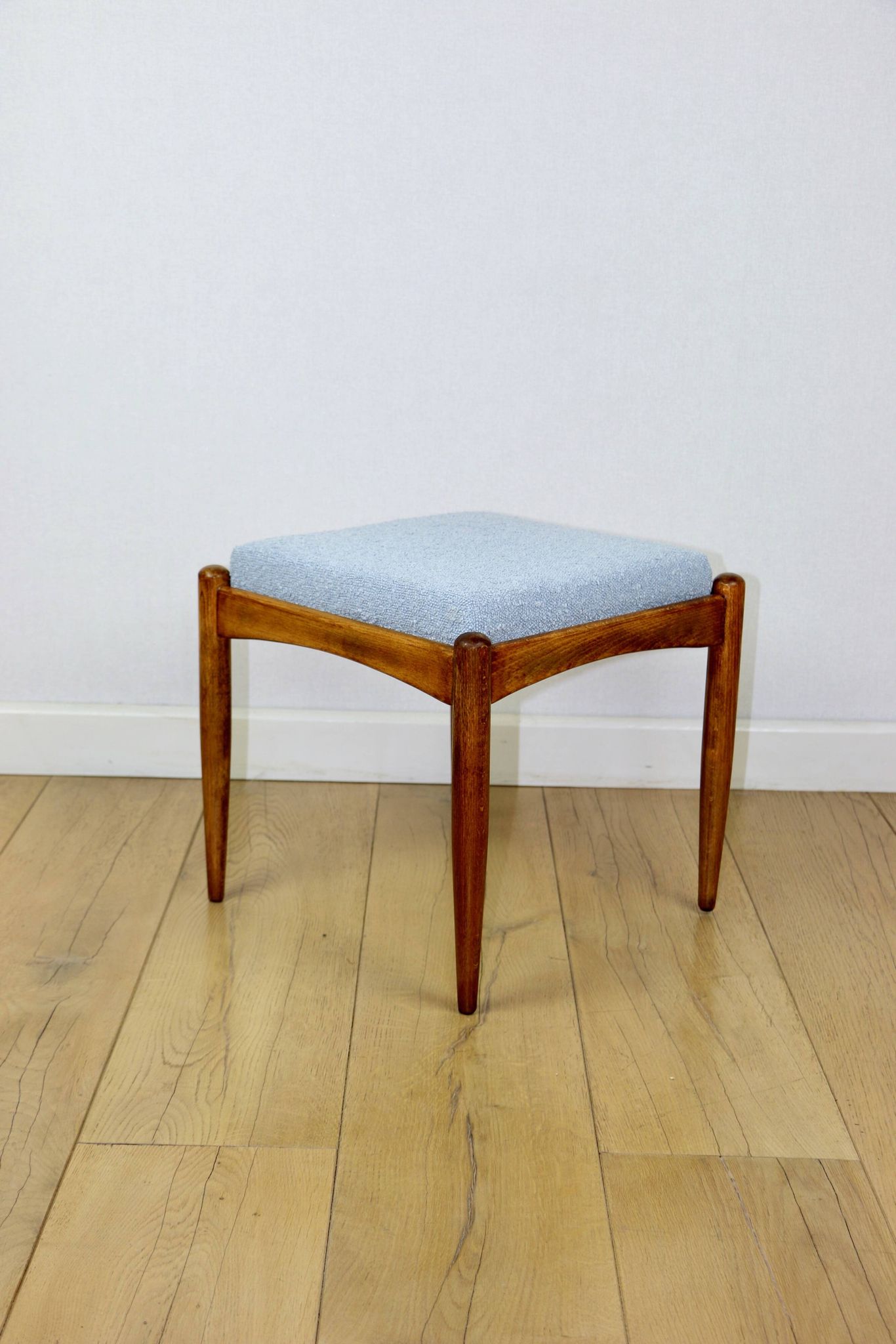 Tabouret Edmund Homa siège en bouclé bleu clair.