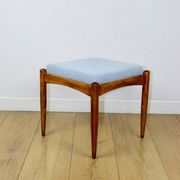 Tabouret Edmund Homa siège en bouclé bleu clair.