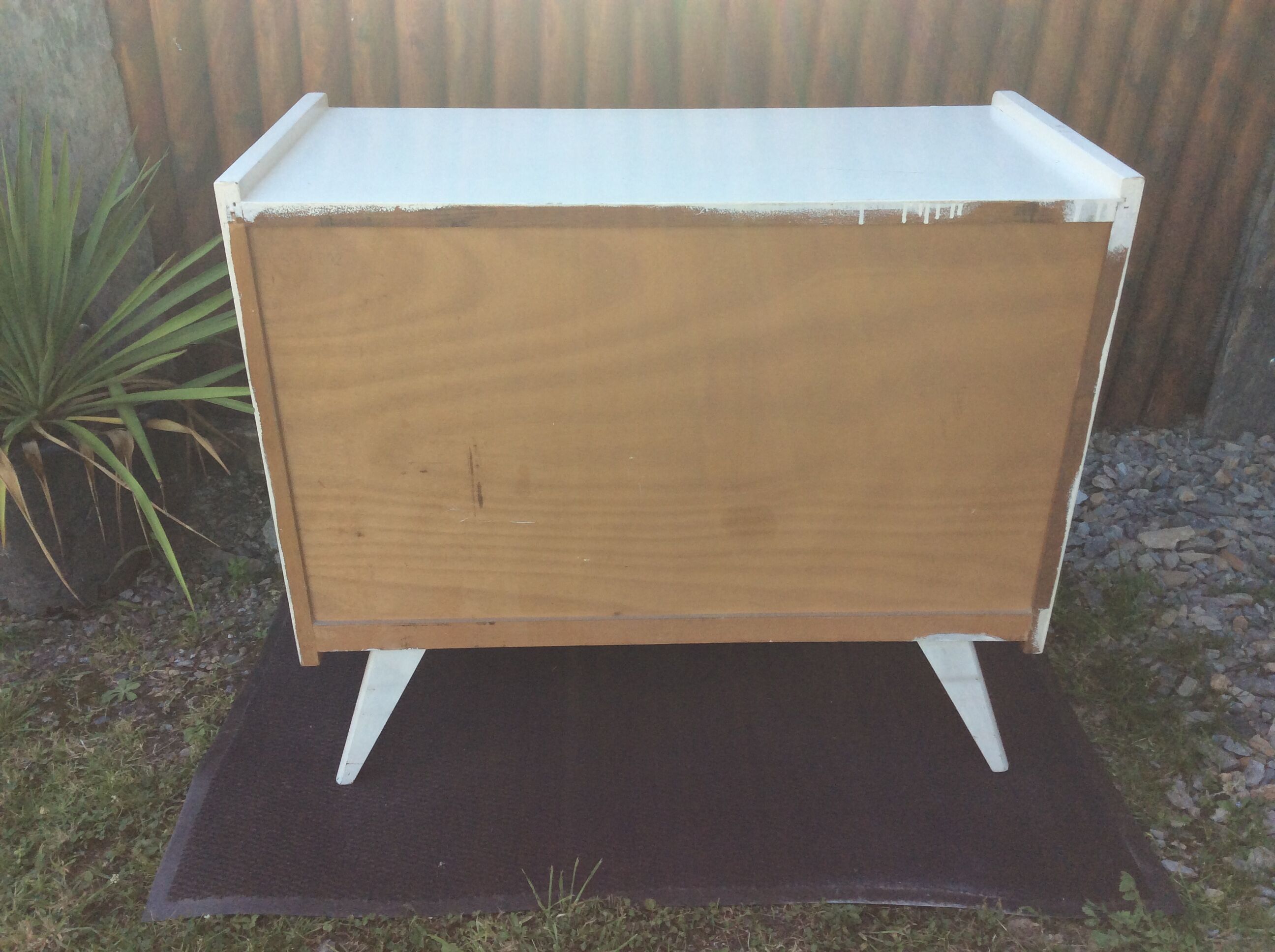 Commode vintage pieds compas tiroirs en rotin laquée blanc.