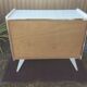 Commode vintage pieds compas tiroirs en rotin laquée blanc.