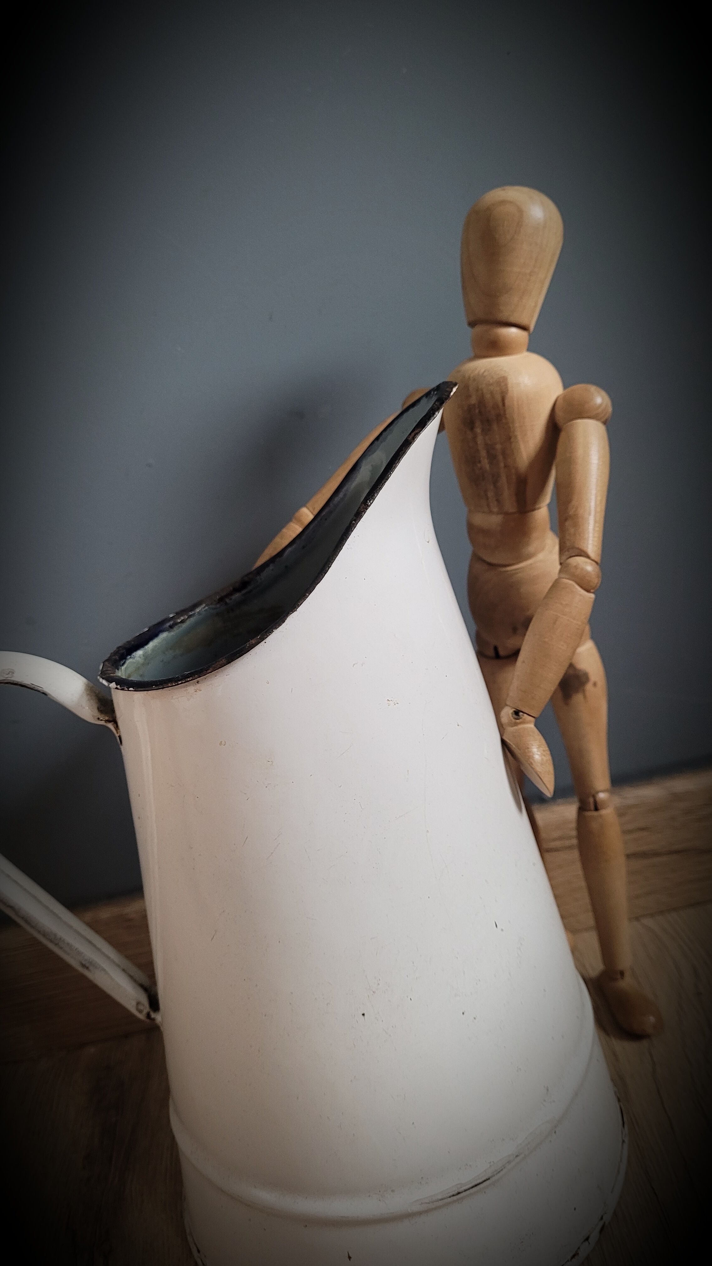 White enamelled broc P