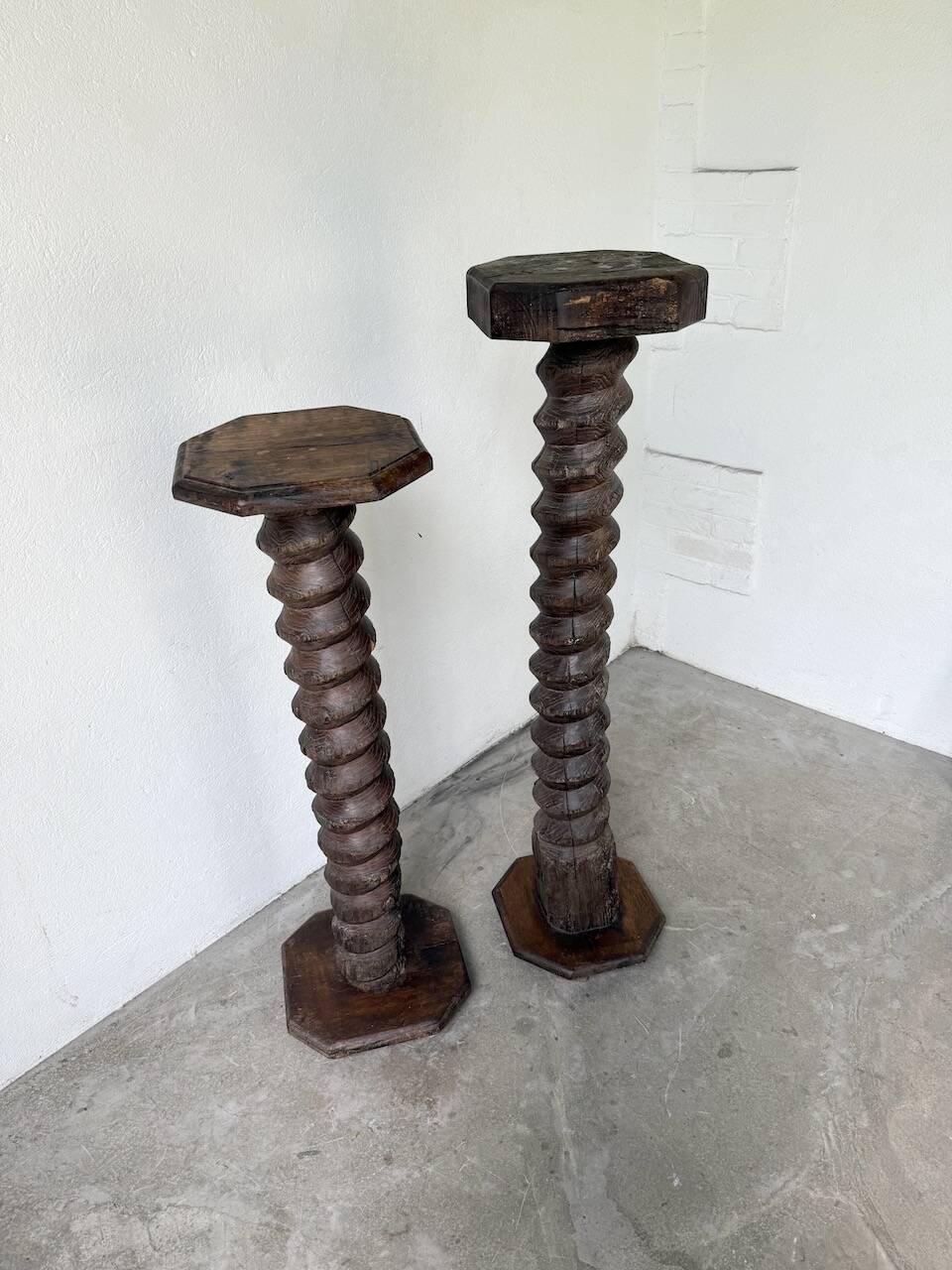 Pair of pedestal columns with oak pressing screws, 1900