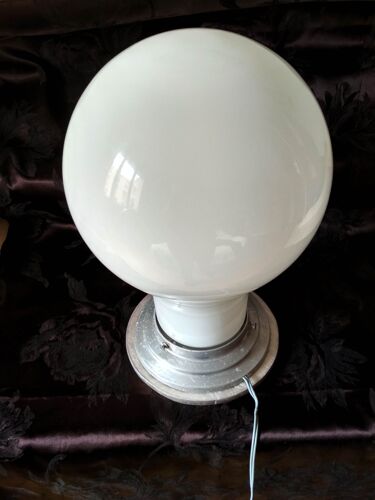Lampe de table, opaline  blanche en forme d'ampoule