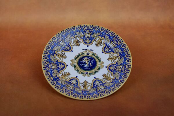Assiette XIXème en faïence de Gien style renaissance italienne