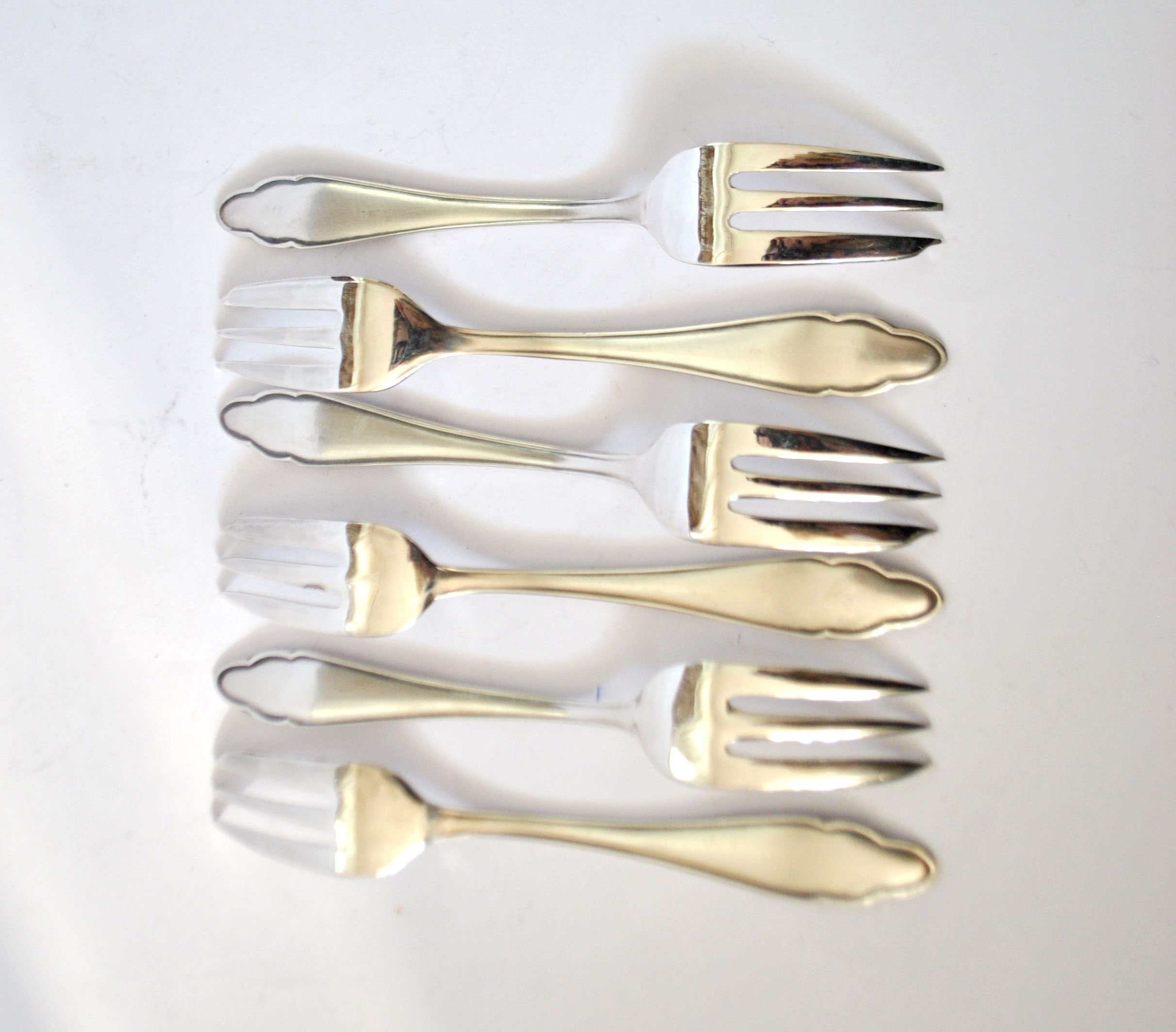 6 fourchettes à dessert modernistes en métal argenté chantourné DEETJEN