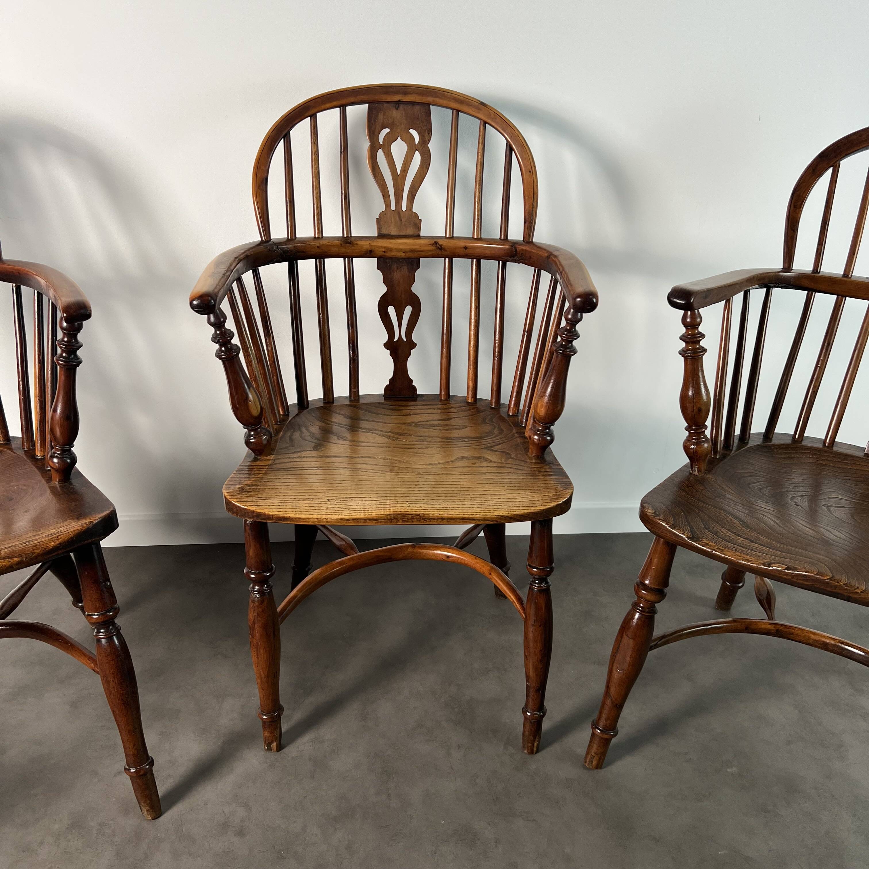 Ensemble de 3 chaises, fauteuils Windsor Low Back en orme, Angleterre, XIXe