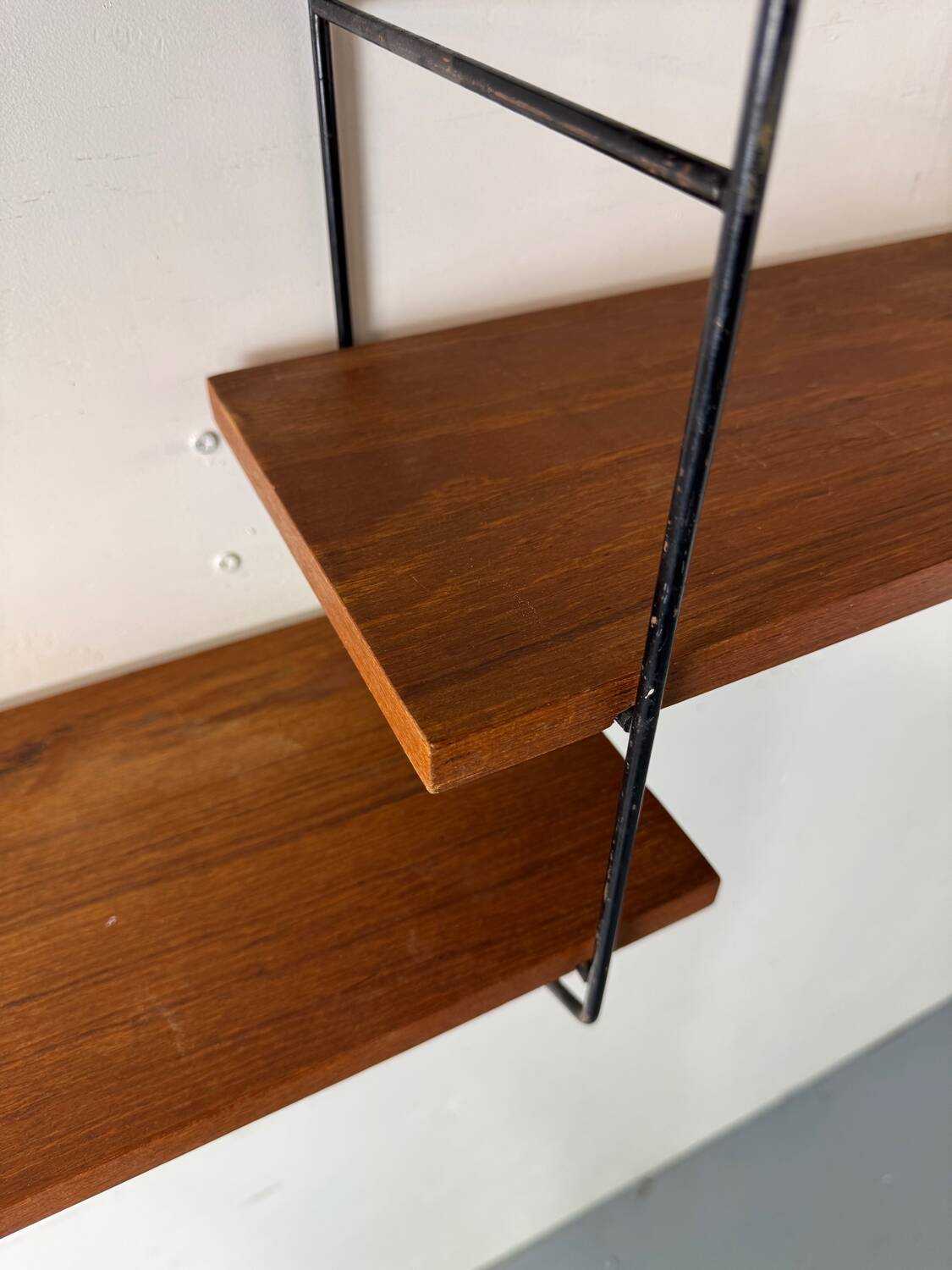 Système mural en teck et acier de style moderniste du milieu du siècle, années 1950