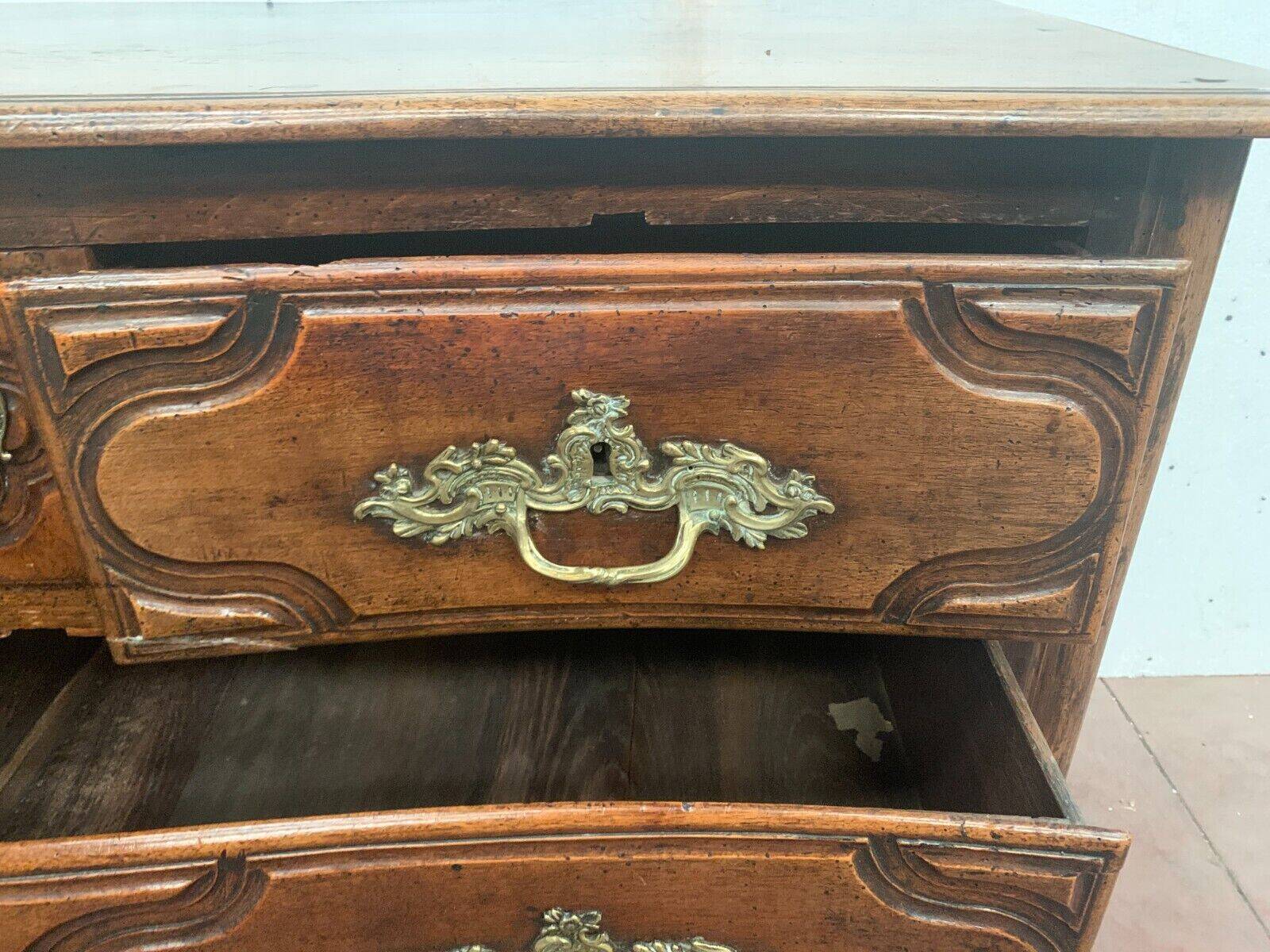 Commode Louis XIV en noyer massif XVIII siècle