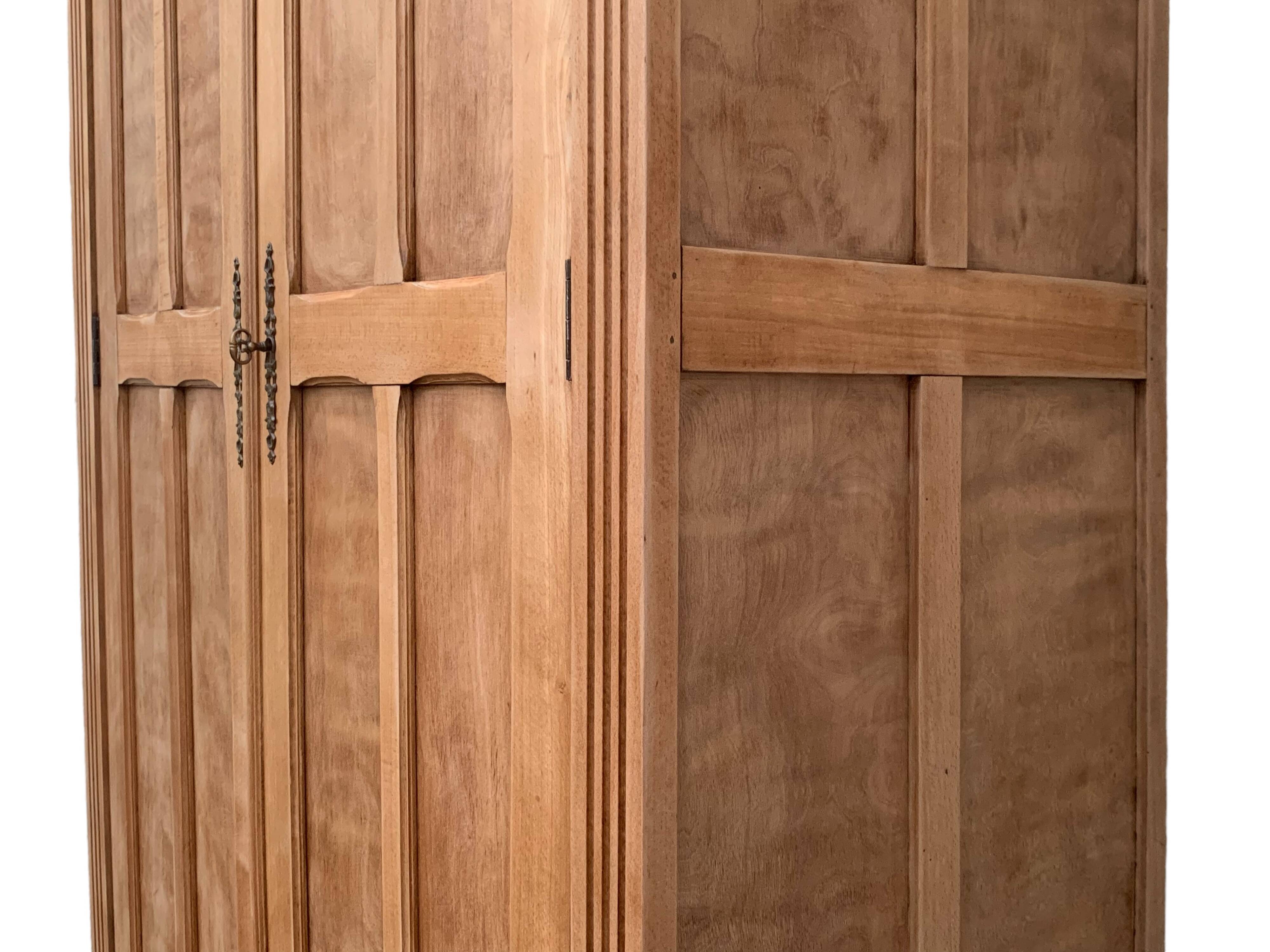 Armoire parisienne panneautée en bois brut, 1930