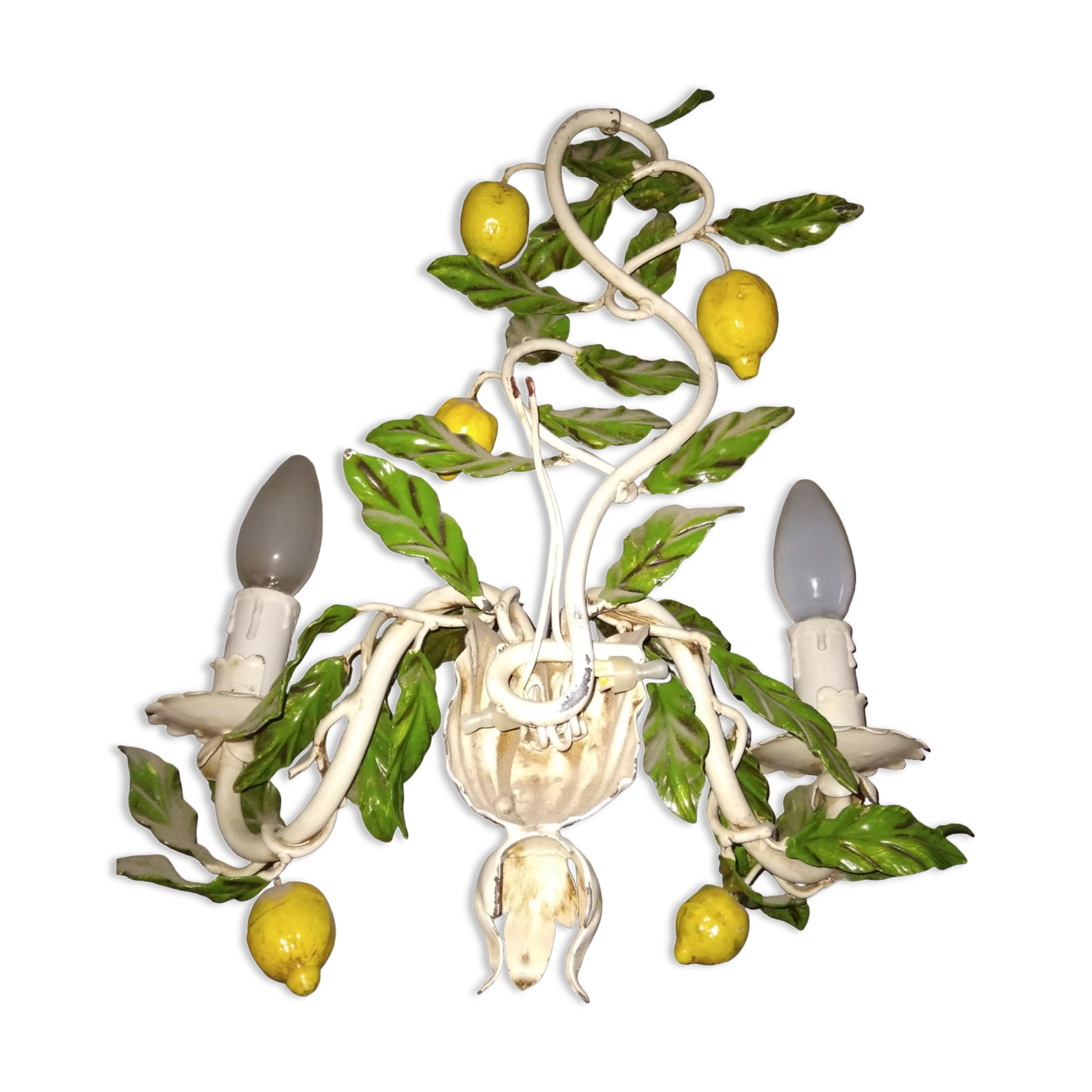 Wire wall lamp decorated with lemons