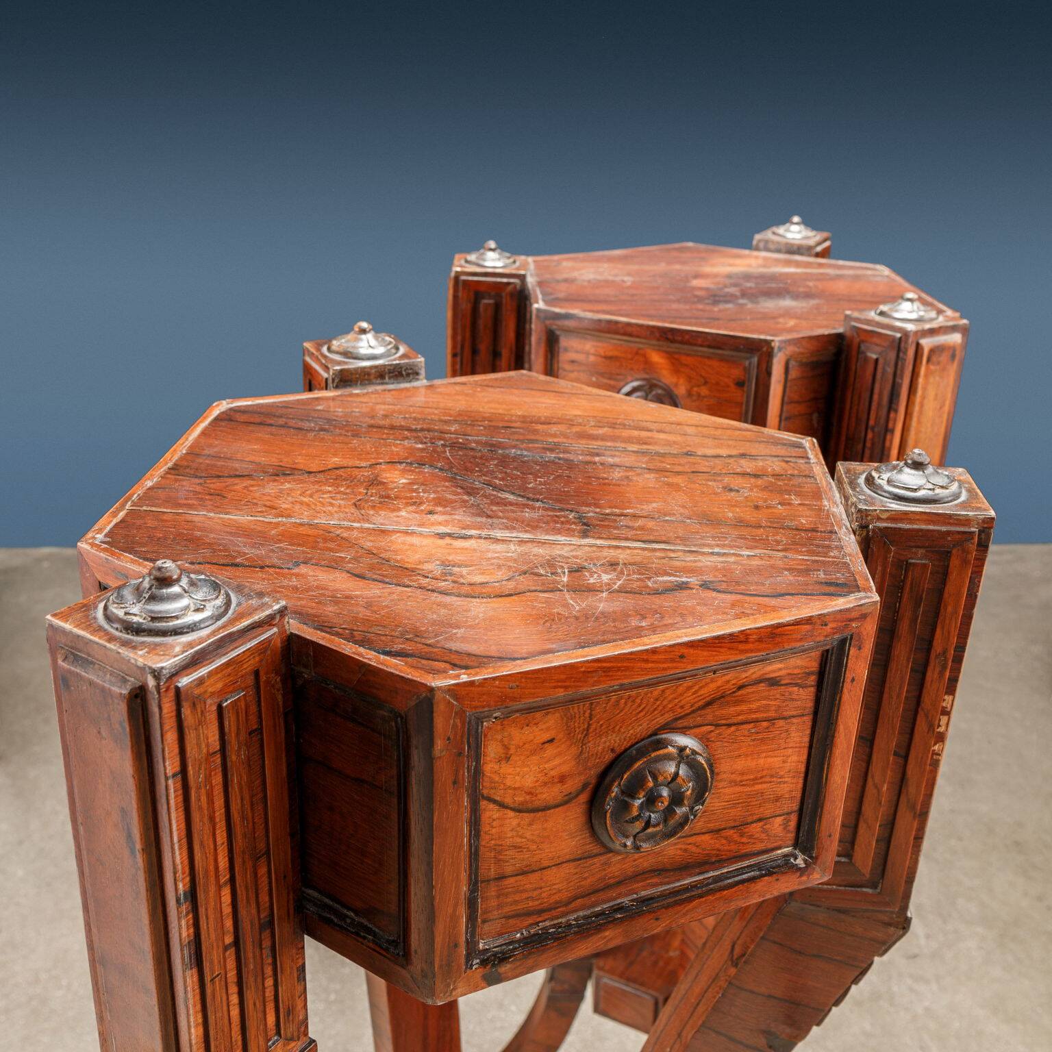Paire de tables d'appoint trépied en palissandre, Angleterre, 19e siècle.