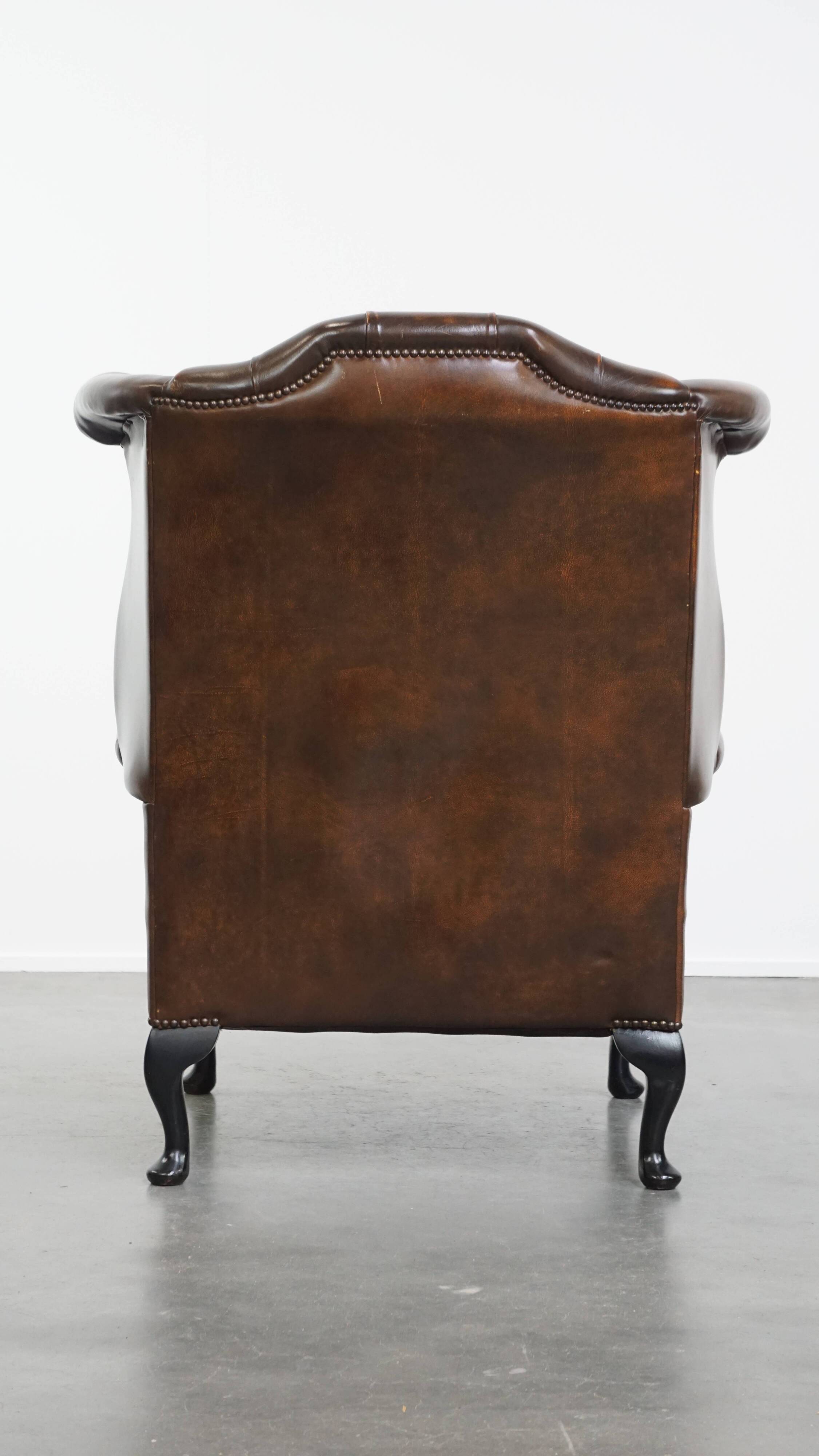 Fauteuil Chesterfield en cuir de vache marron de style anglais