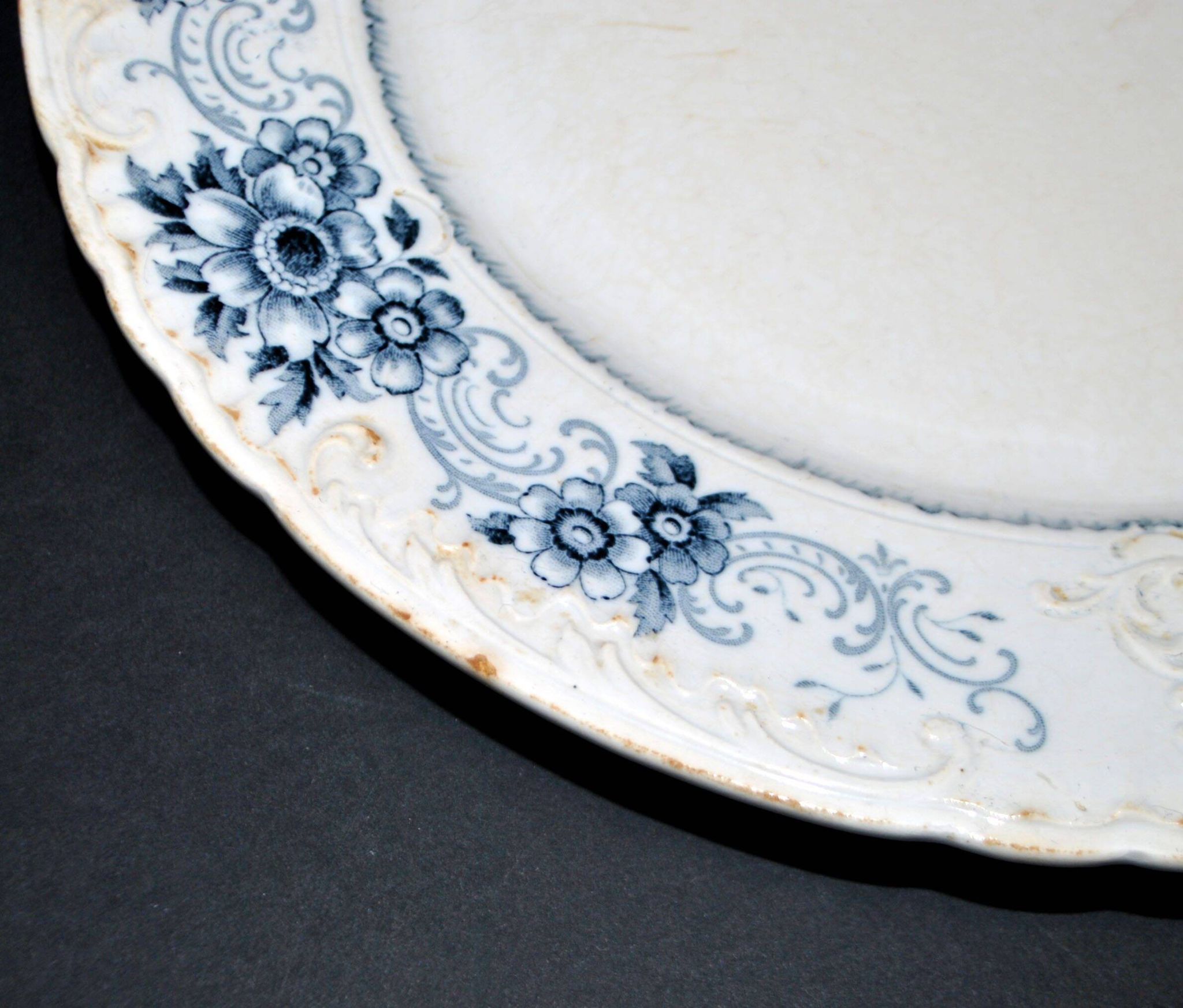 Sarreguemines set of 4 antique Aïda flat plates in earthenware from Sarreguemines U&C 19th century.