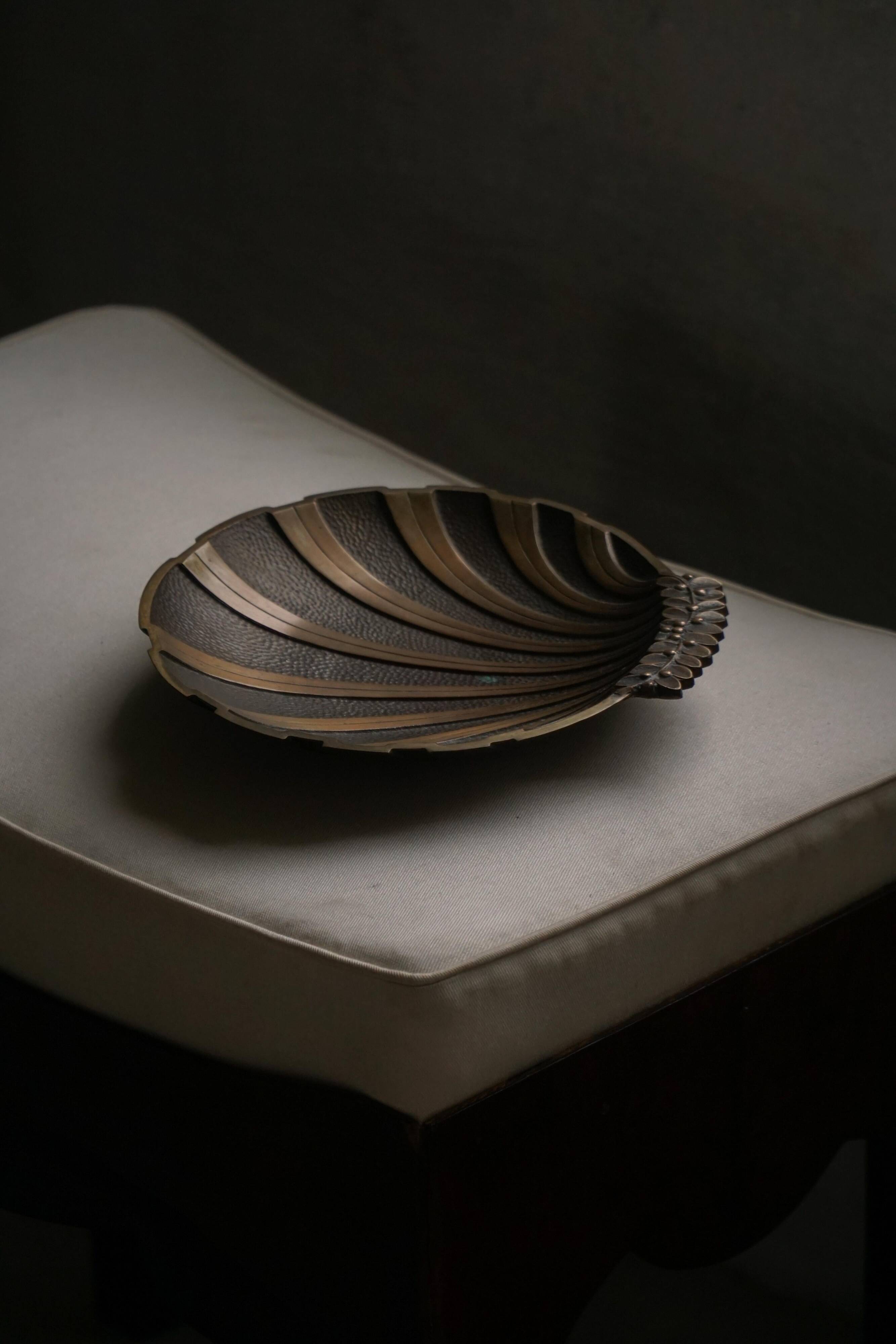 Danish Art Deco decorative shell bowl in bronze, 1930s–1940s.