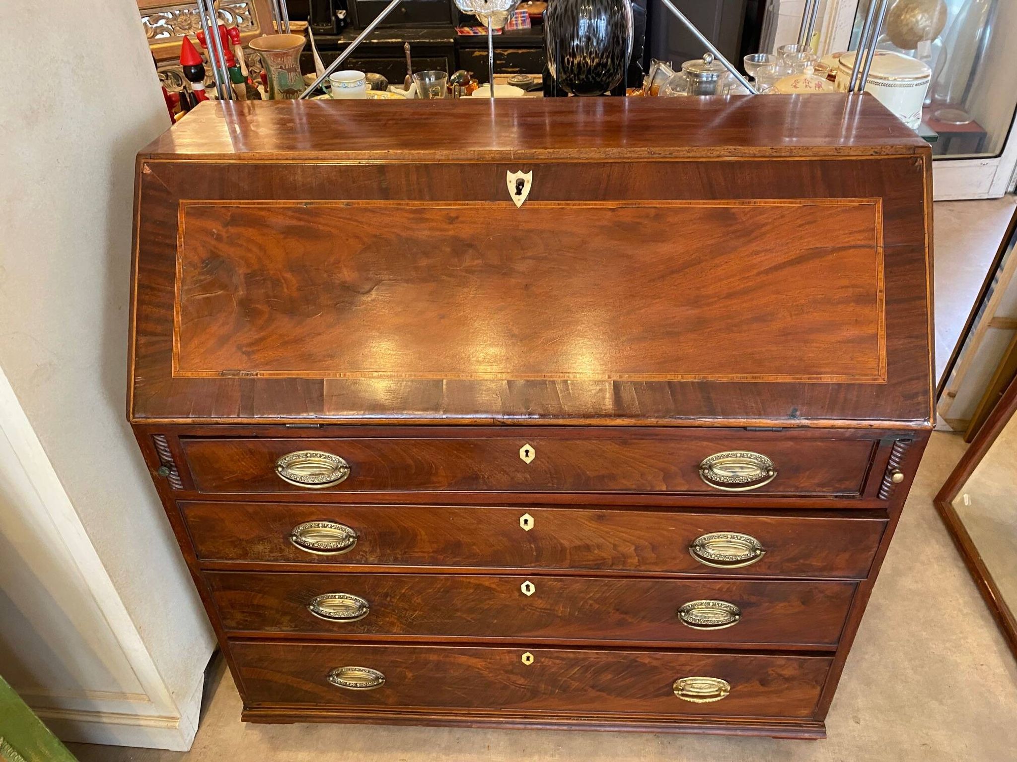 Bureau scriban anglais xixeme acajou avec tiroirs ferrures bronze boutons en os