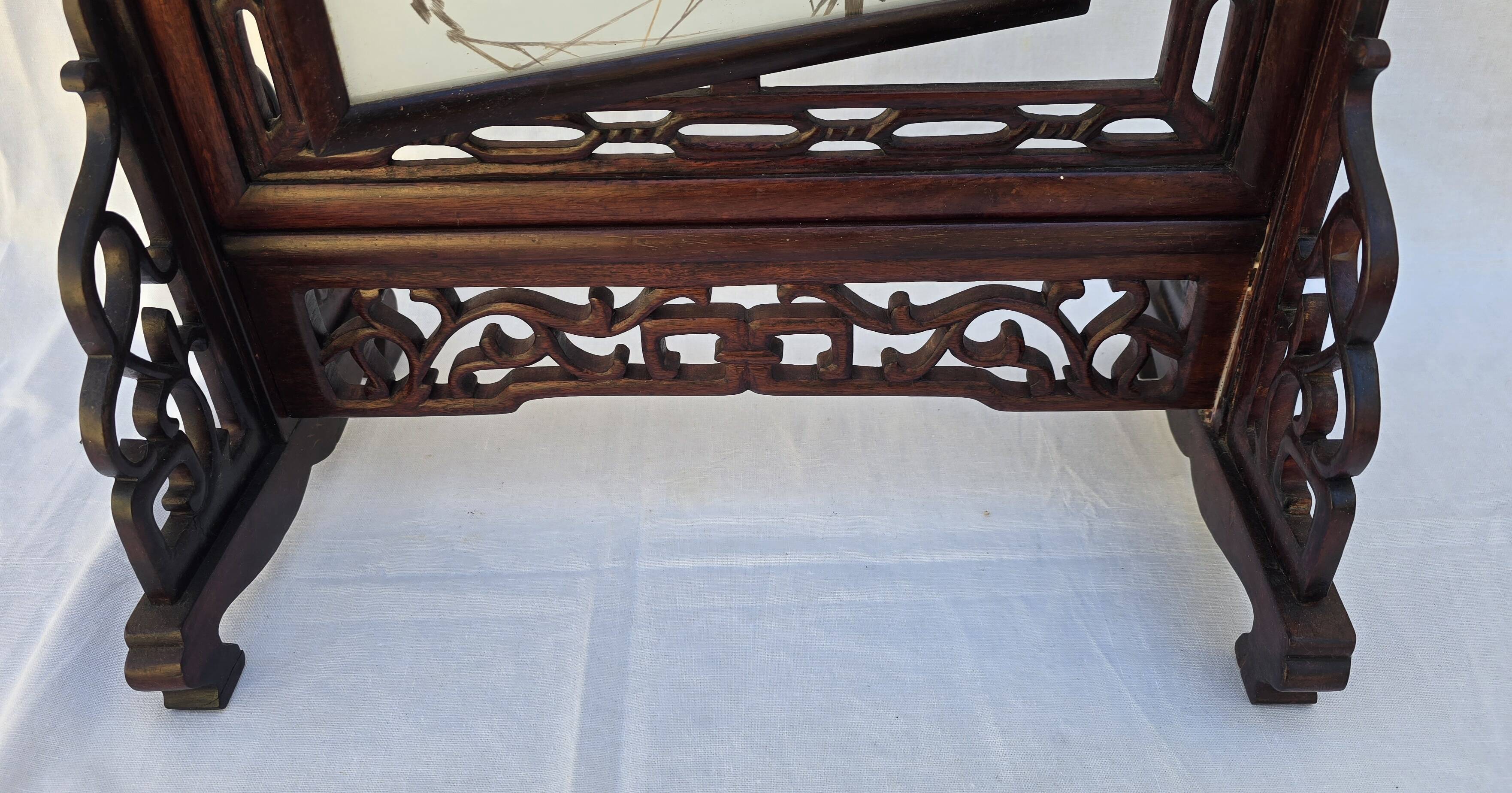 Chinese wooden table screen, decorated with feather marquetry.