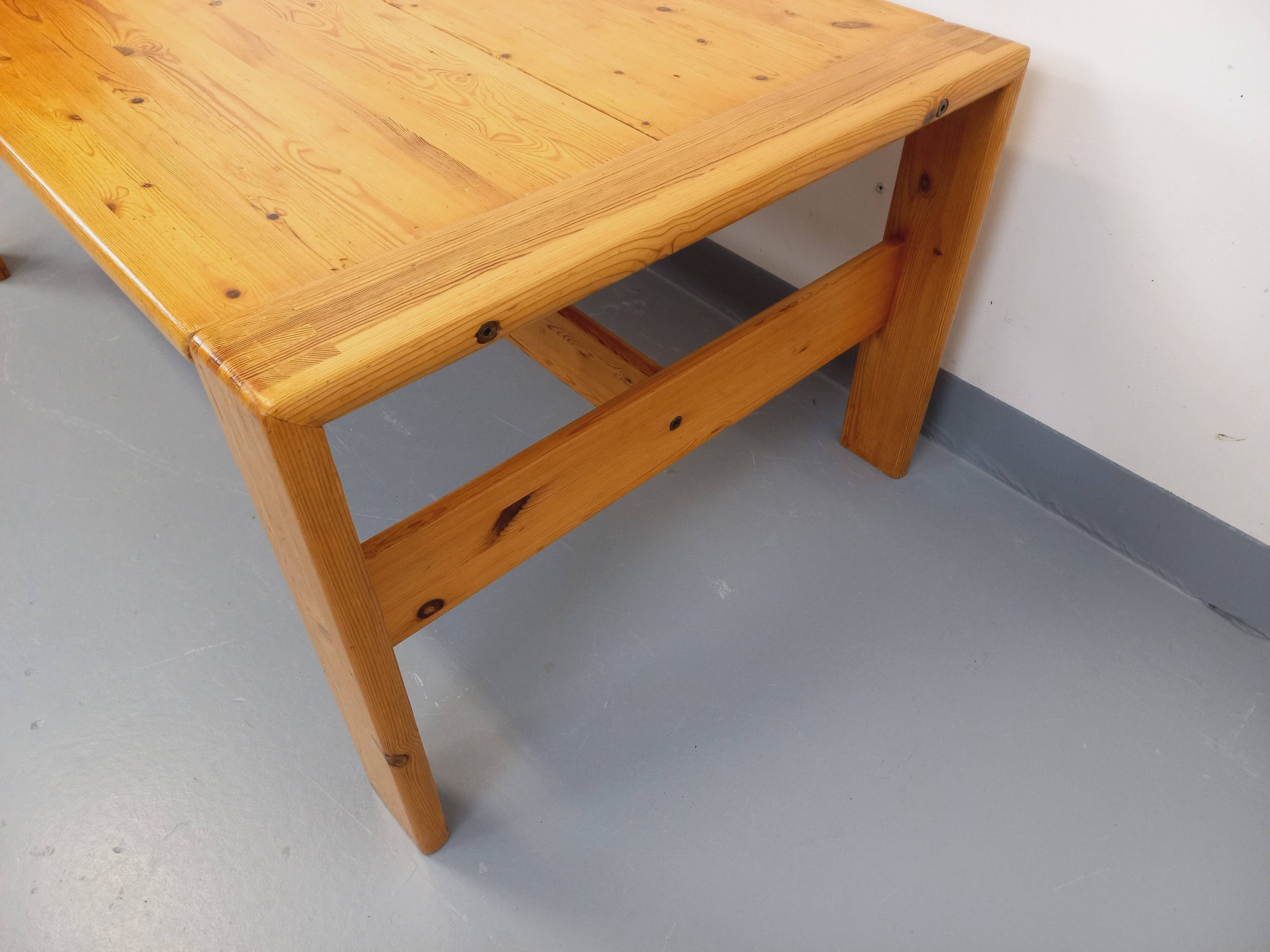 Large vintage coffee table in solid pine from the 70s and 80s.