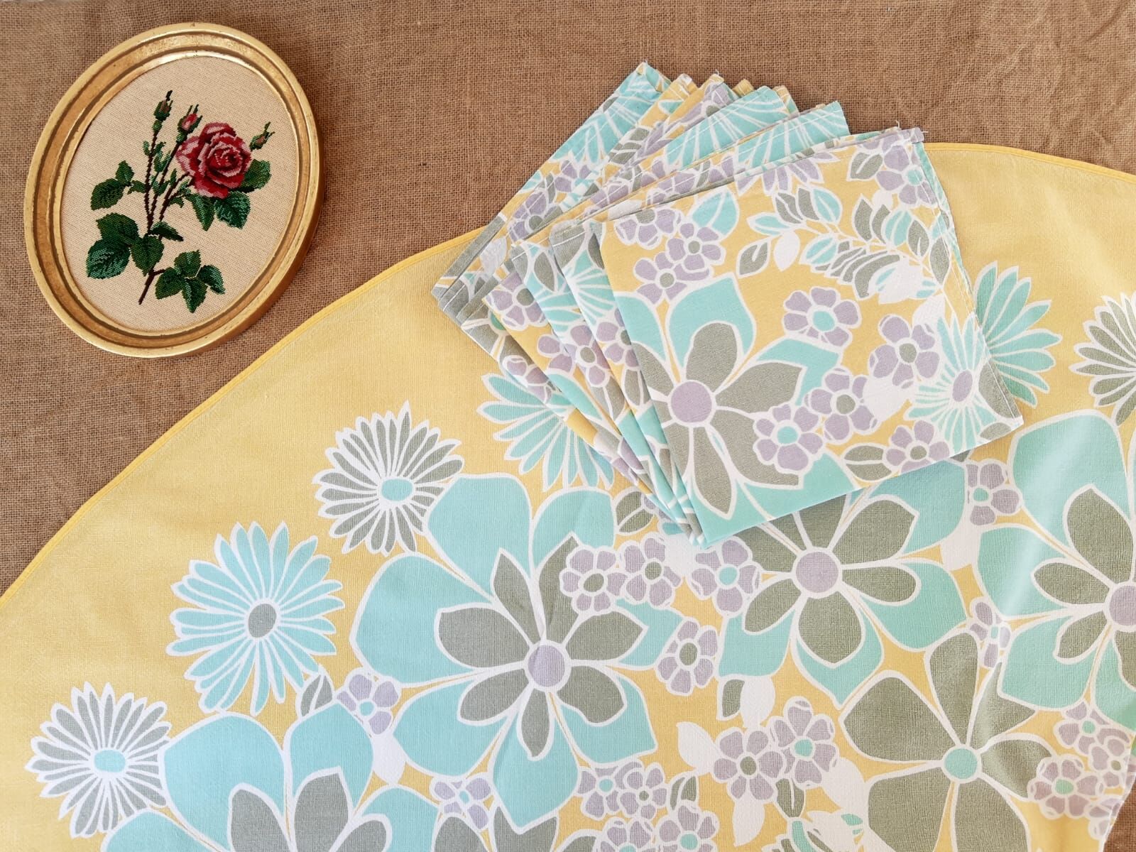 Round tablecloth and 6 napkins with vintage flower patterns