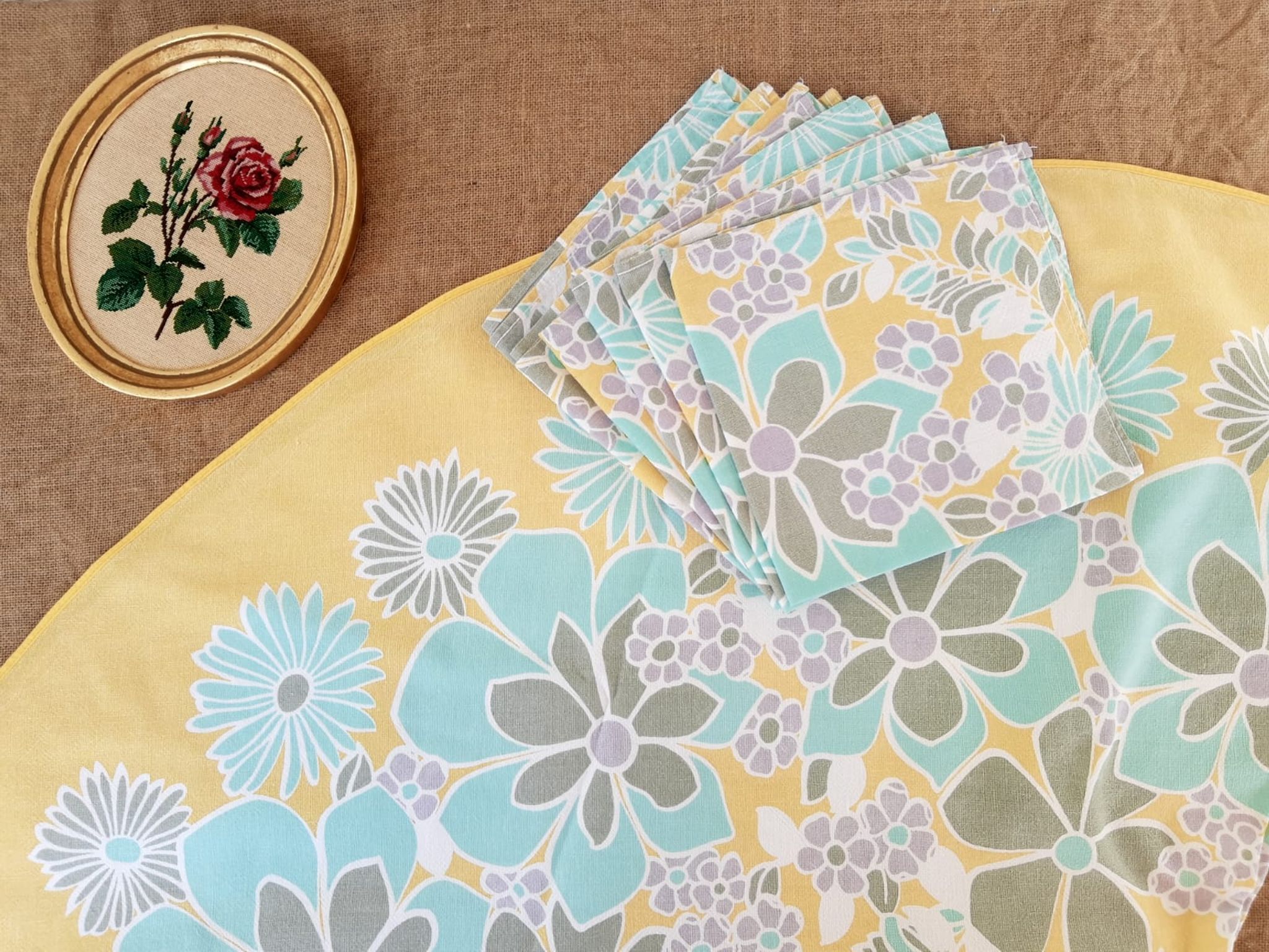 Round tablecloth and 6 napkins with vintage flower patterns
