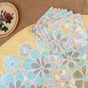 Round tablecloth and 6 napkins with vintage flower patterns