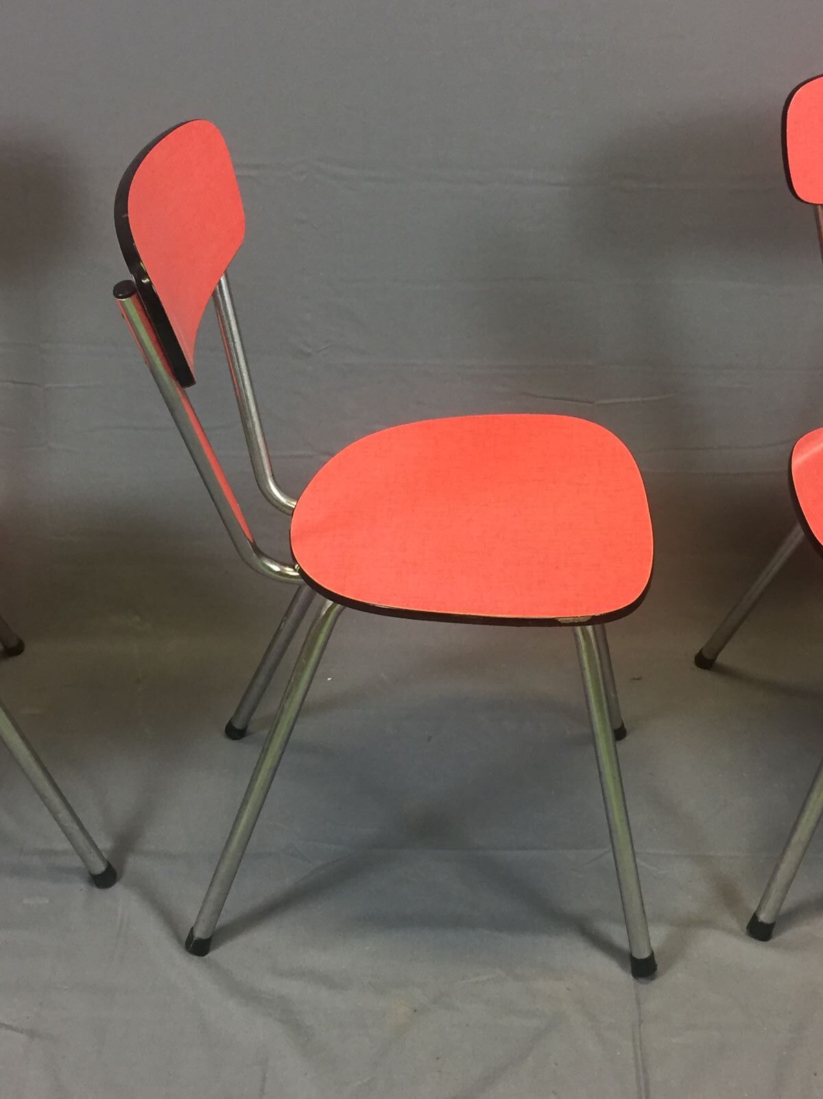 Lot de 4 chaises en formica et pieds compas