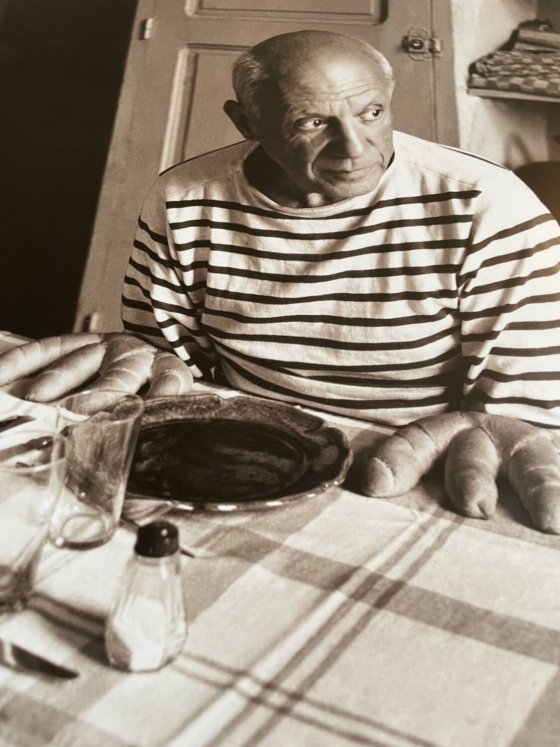 Robert Doisneau after (1912-1944), Les Pains de Picasso, Vallauris 1952, Copyright Robert Doisneau/ Gamma Rapho, Sucession Picasso/VG Bild, KunstbBonn 1998, Printed in Germany