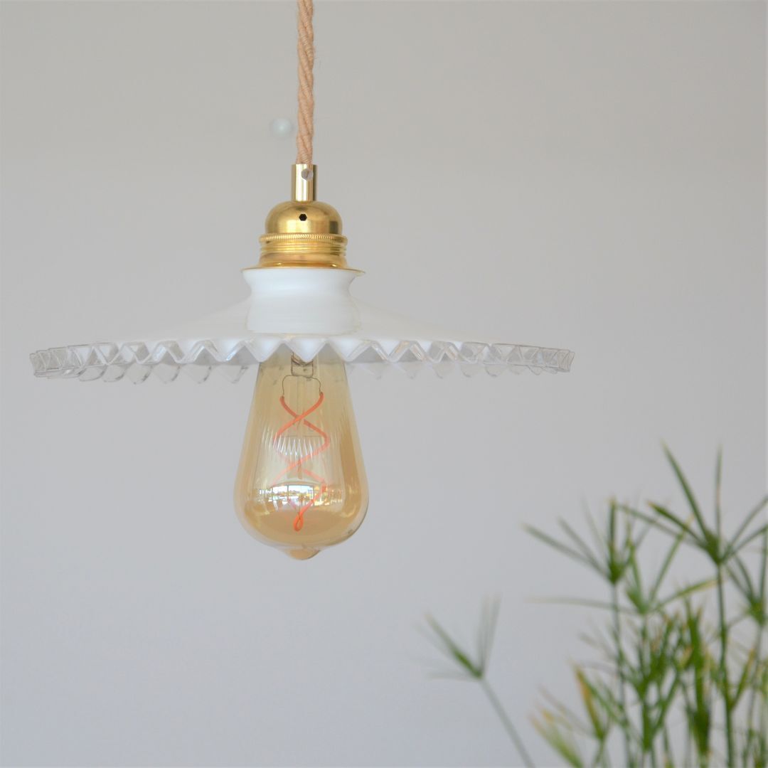 Pleated opaline suspension and jute cord