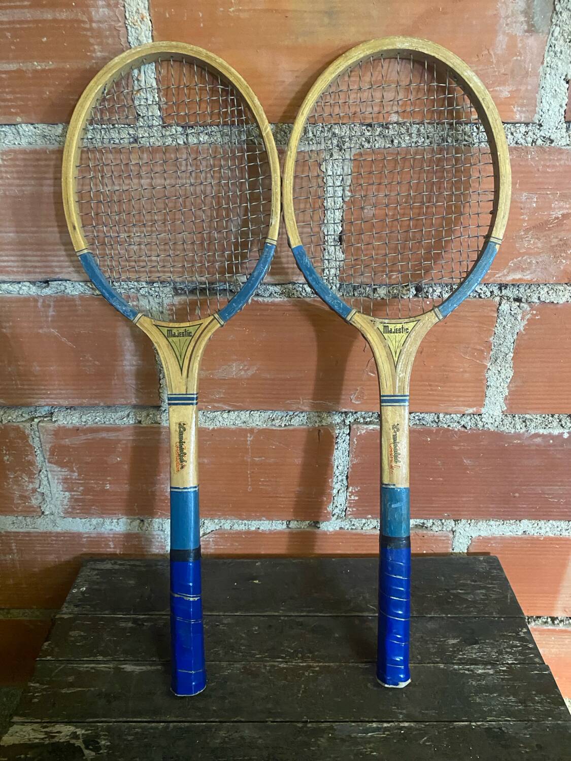 Paire de raquettes de tennis anciennes Majestic en bois, années 50