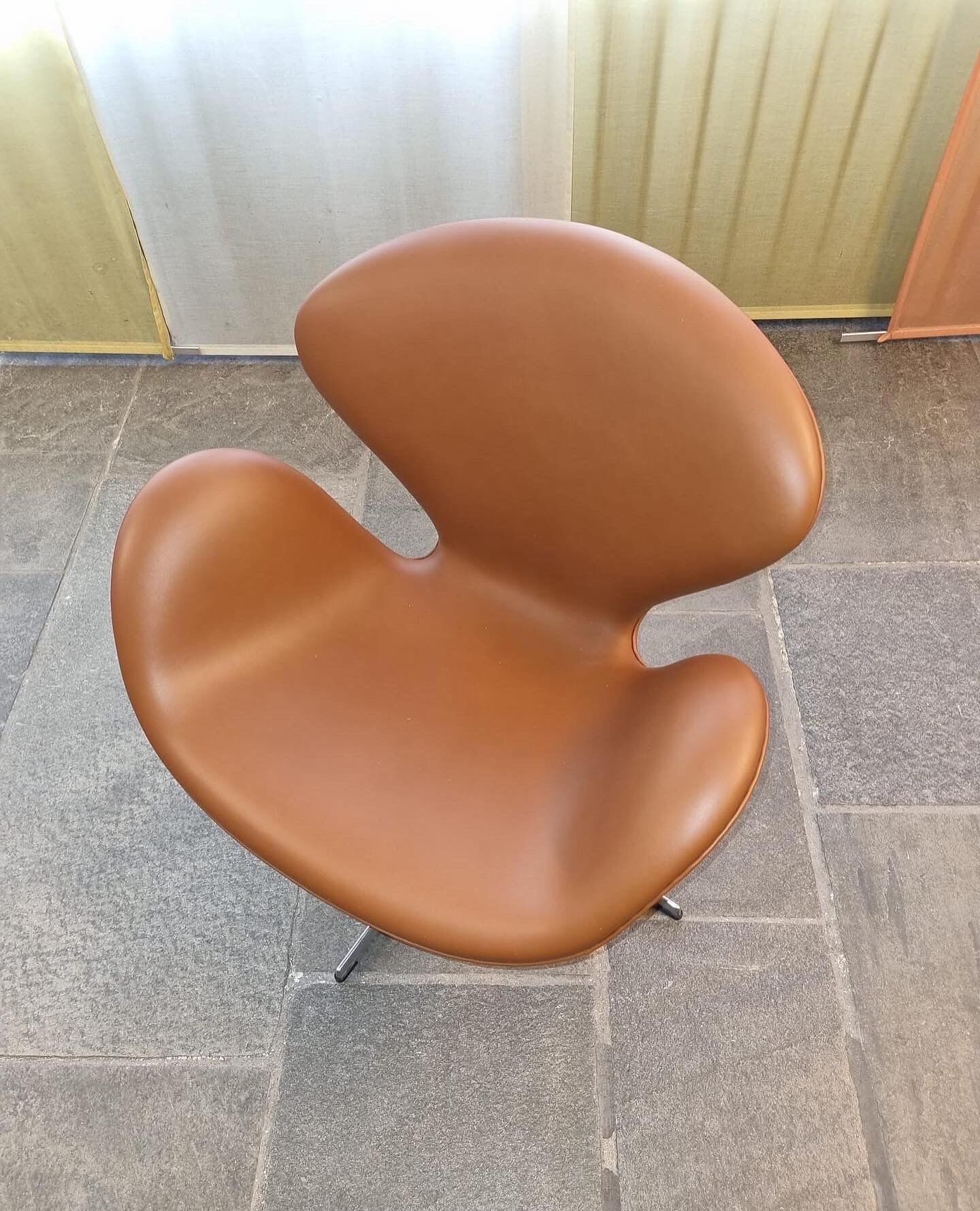 Swan armchair Arne Jacobsen edition Fritz Hansen brown leather