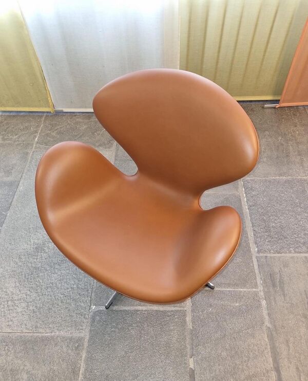Fauteuil Swan Arne Jacobsen édition Fritz Hansen cuir brun