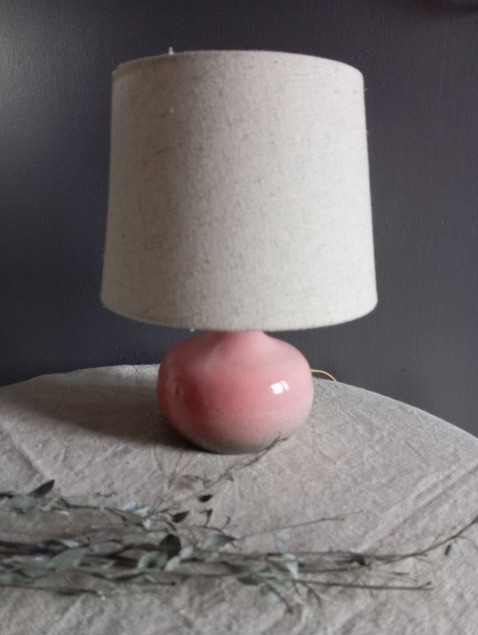 Lampe de chevet céramique rose moucheté signé, abat jour lin