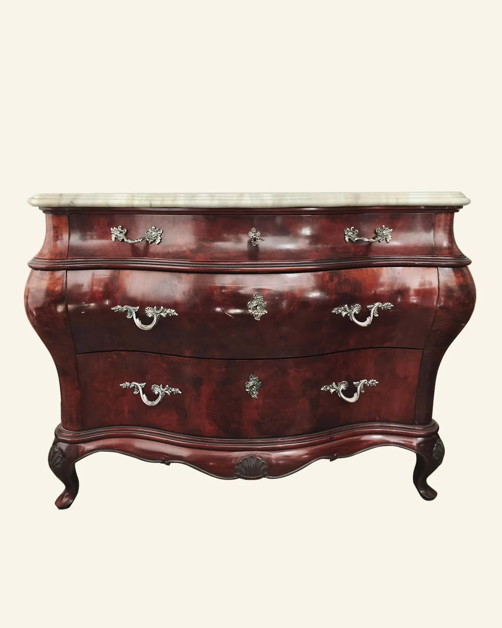 Commode galbée de style Louis XV en ronce d'acajou, dessus de marbre