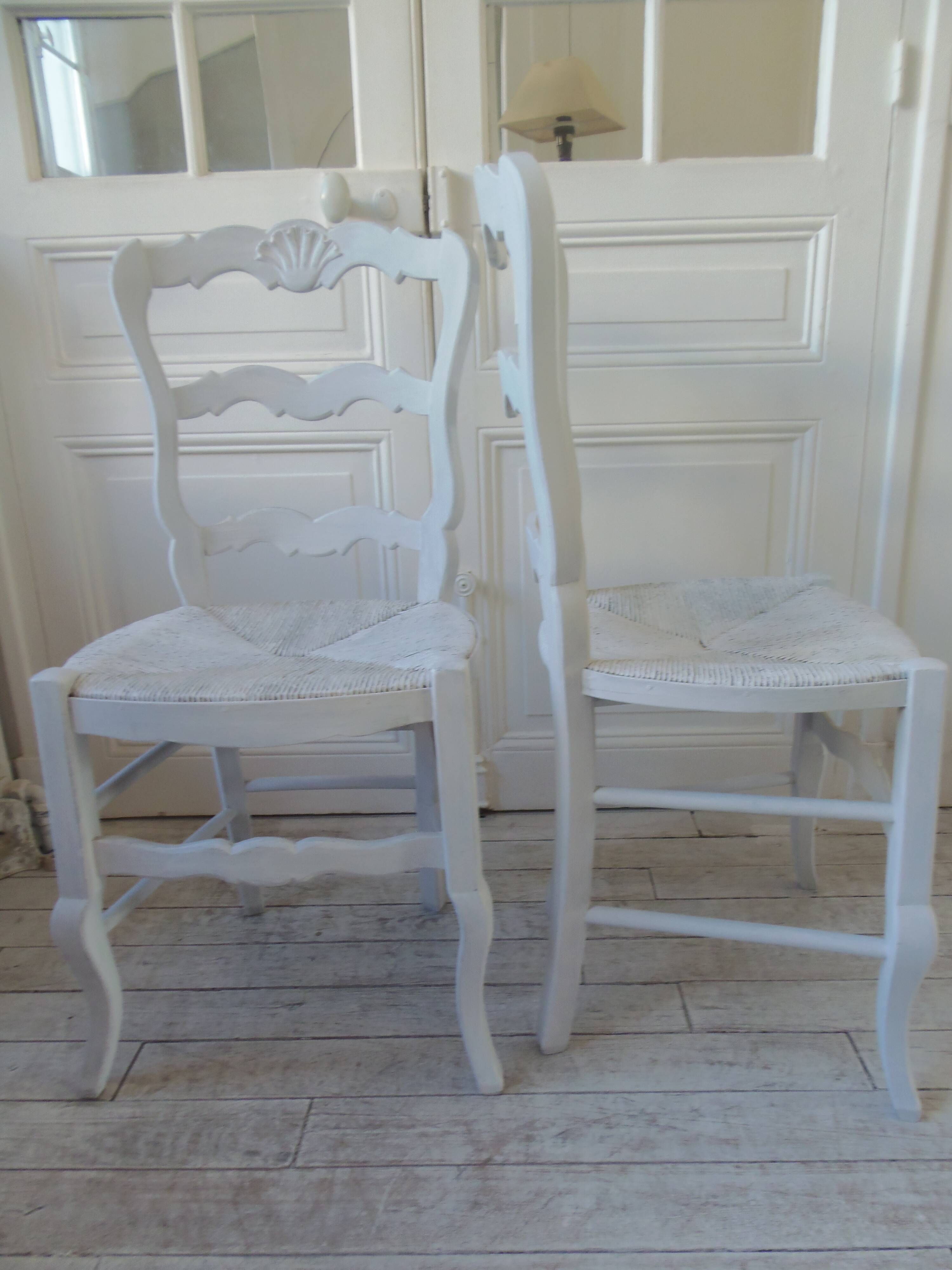 Duo de chaises style campagne réenchantées en gris perle.