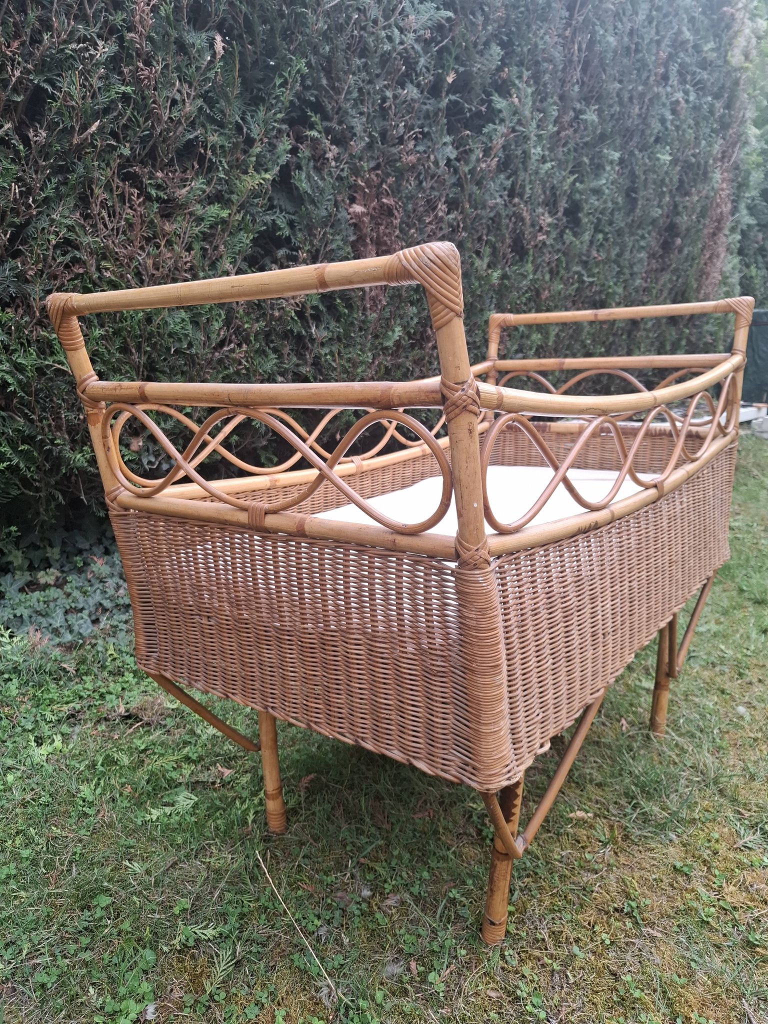 Lit bébé rotin vintage