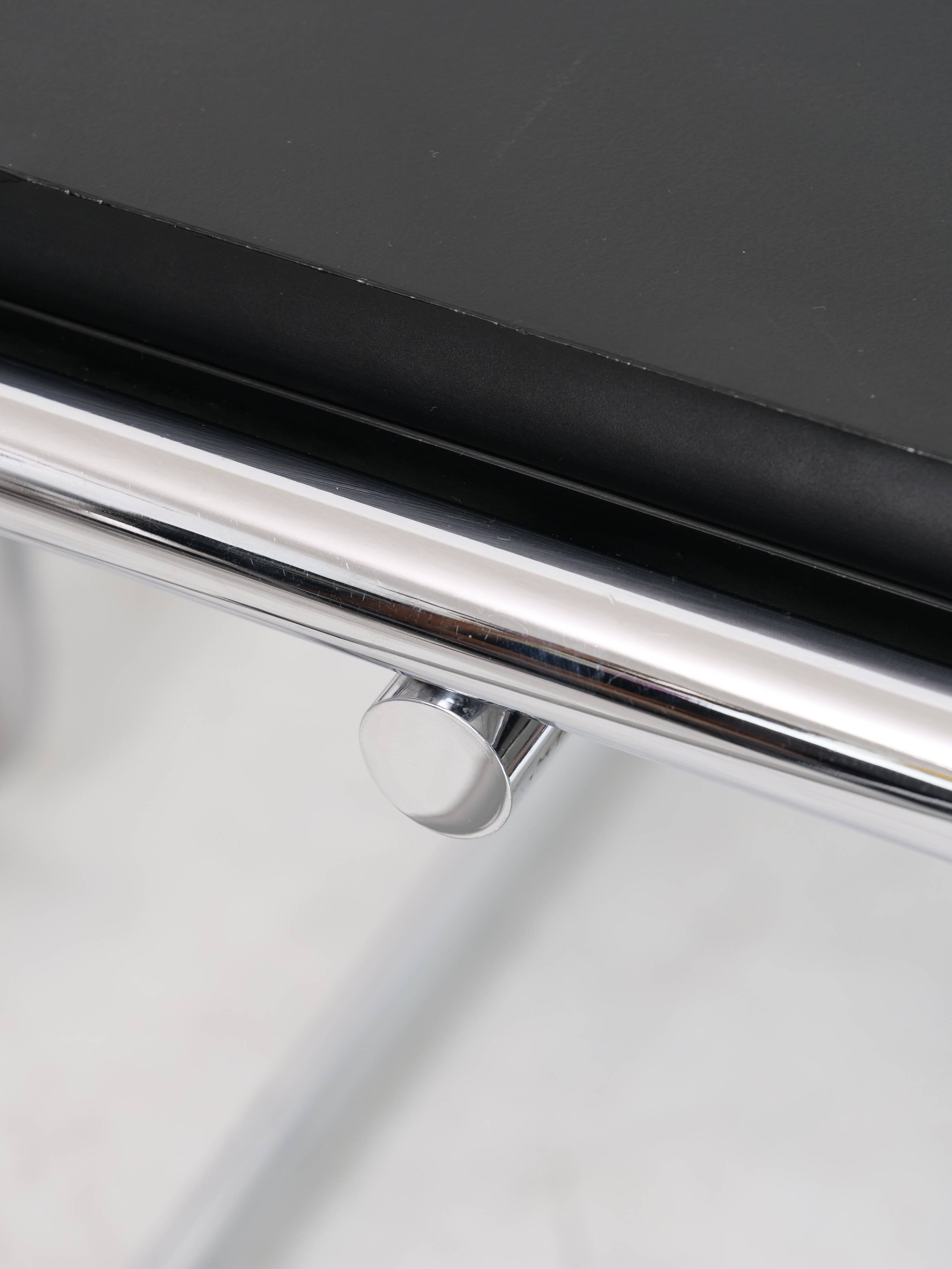 Bauhaus design table model Jean by Eileen Gray