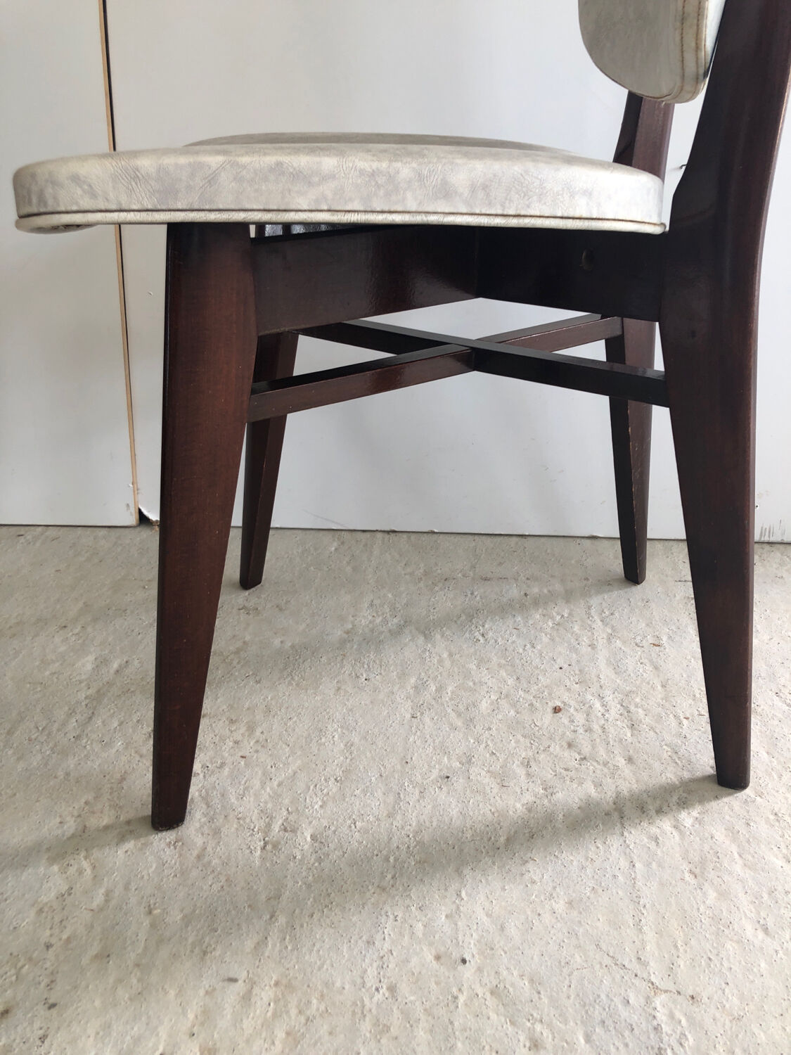 Chaise bois et skaï blanc vintage