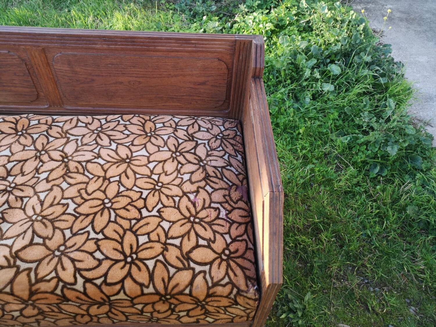 Art Deco banquette in its original condition.