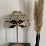Lampe à poser avec un abat-jour en nacres bi-color et un pied en laiton