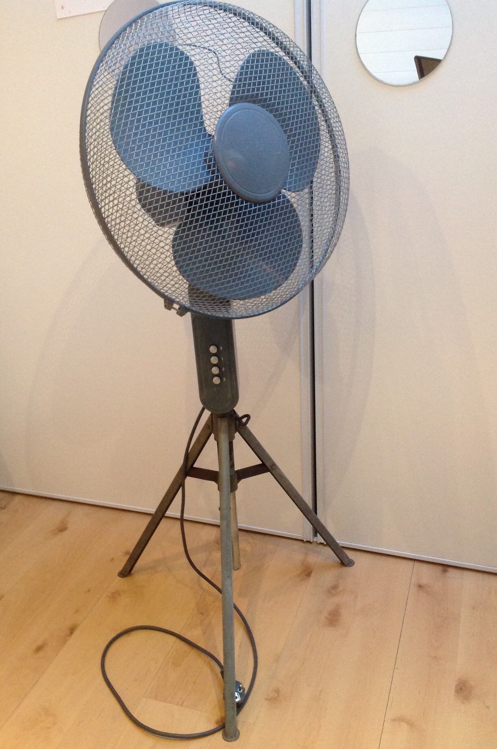 Anthracite grey fan on foot tripods 70/80
