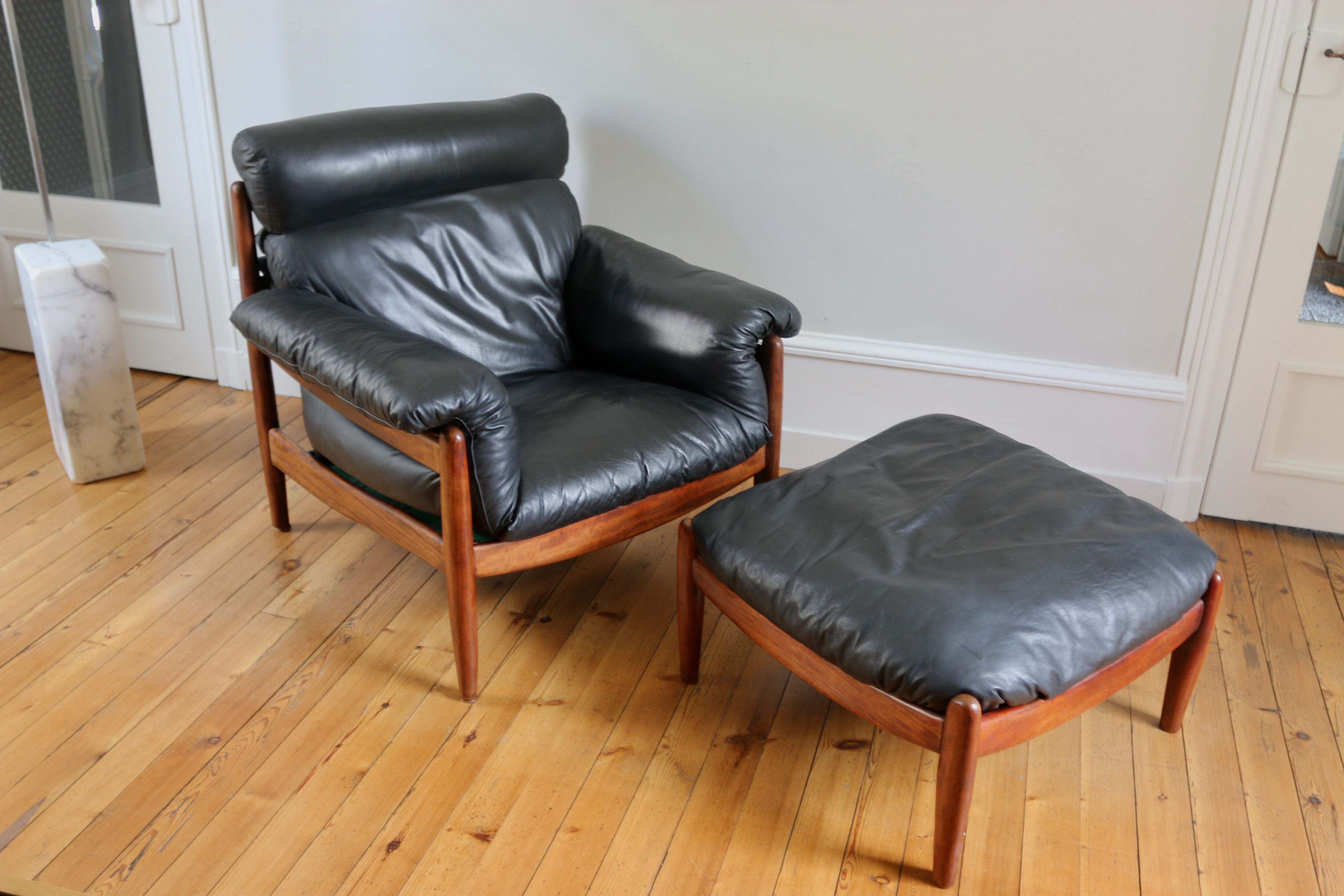 Fauteuil lounge et ottoman scandinave vintage cuir 1960