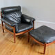 Fauteuil lounge et ottoman scandinave vintage cuir 1960