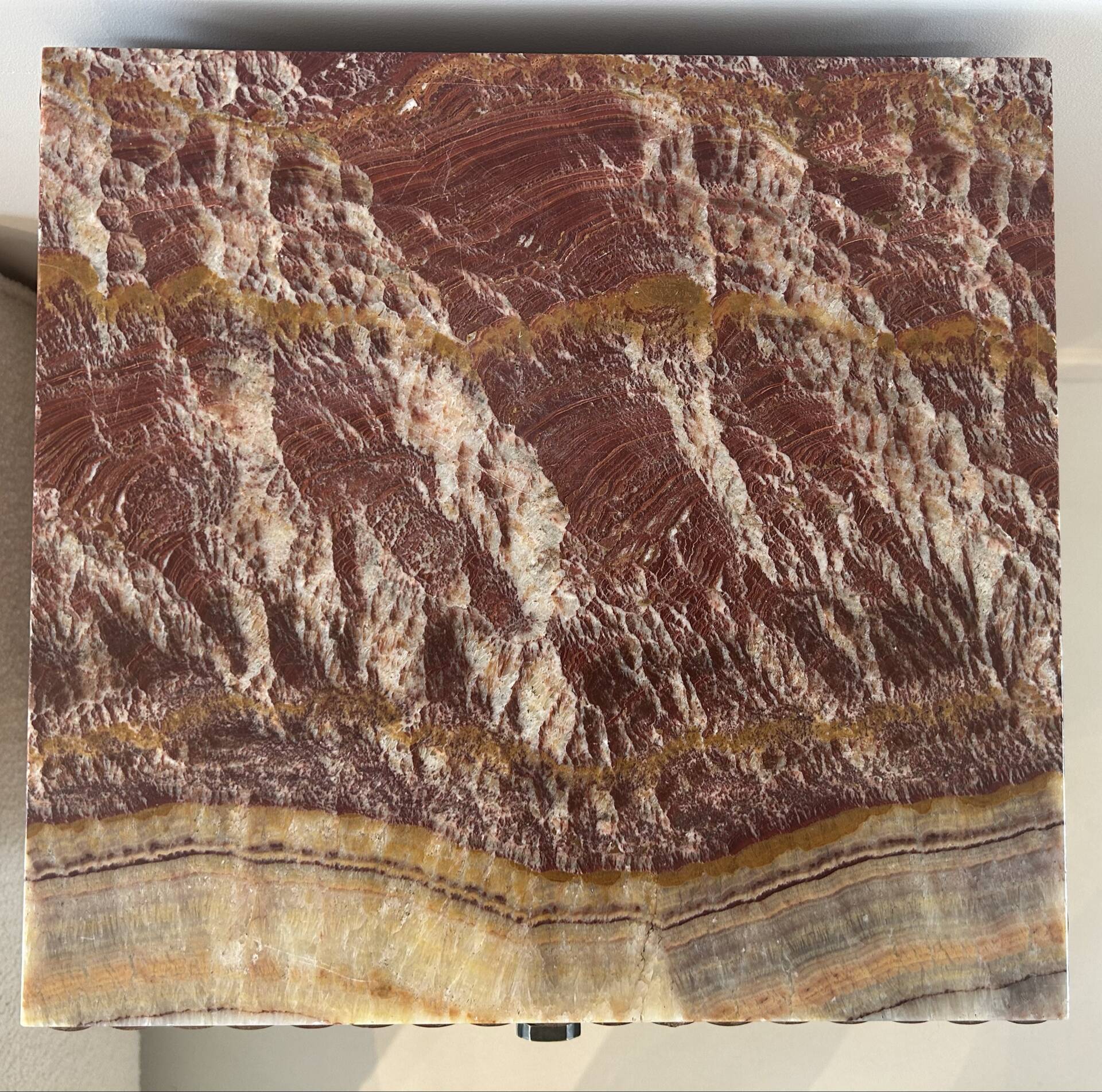 Table de chevet Art Déco — placage ronce de noyer, plateau onyx, poign