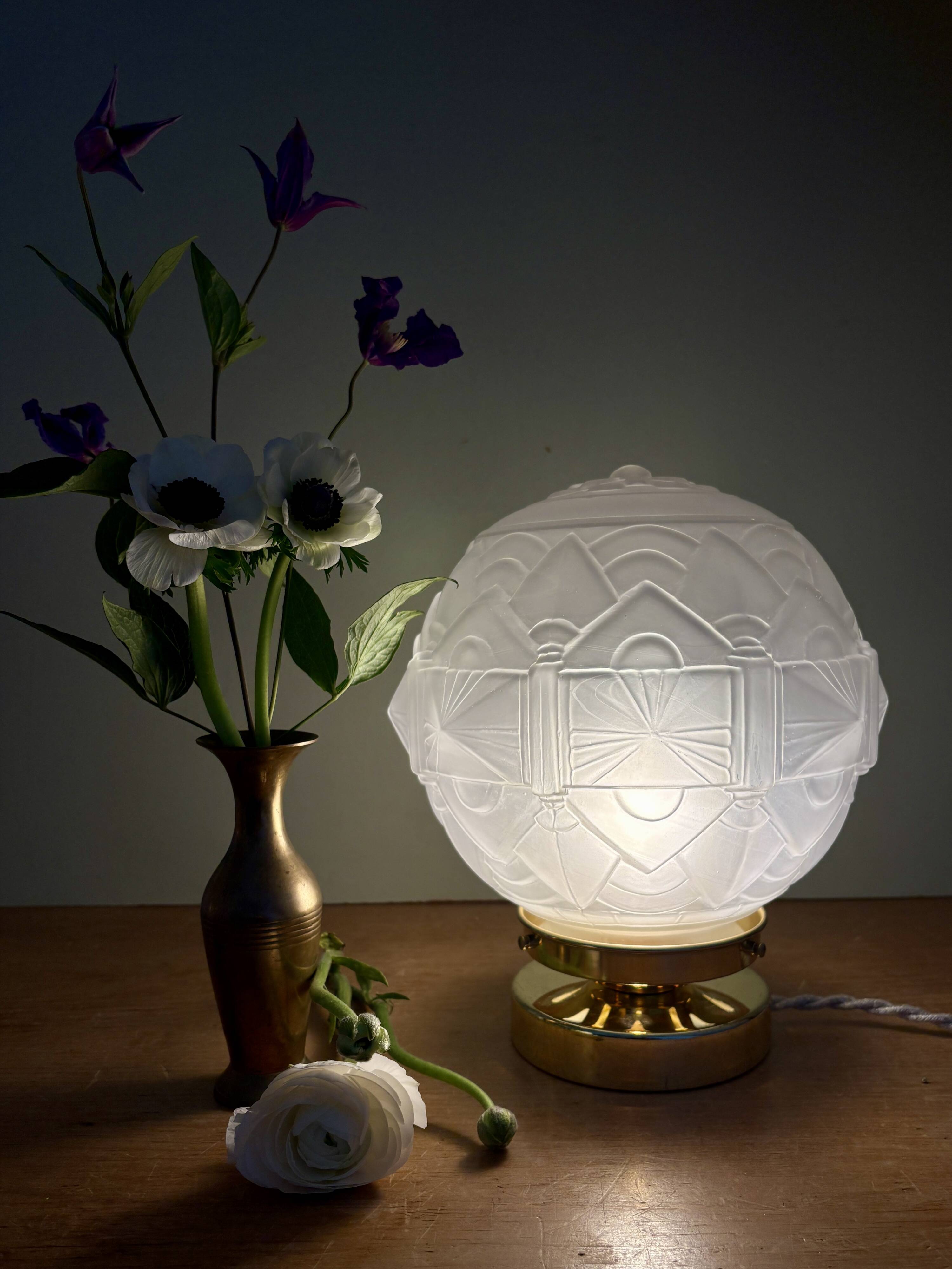 Vintage art deco globe table lamp in frosted glass
