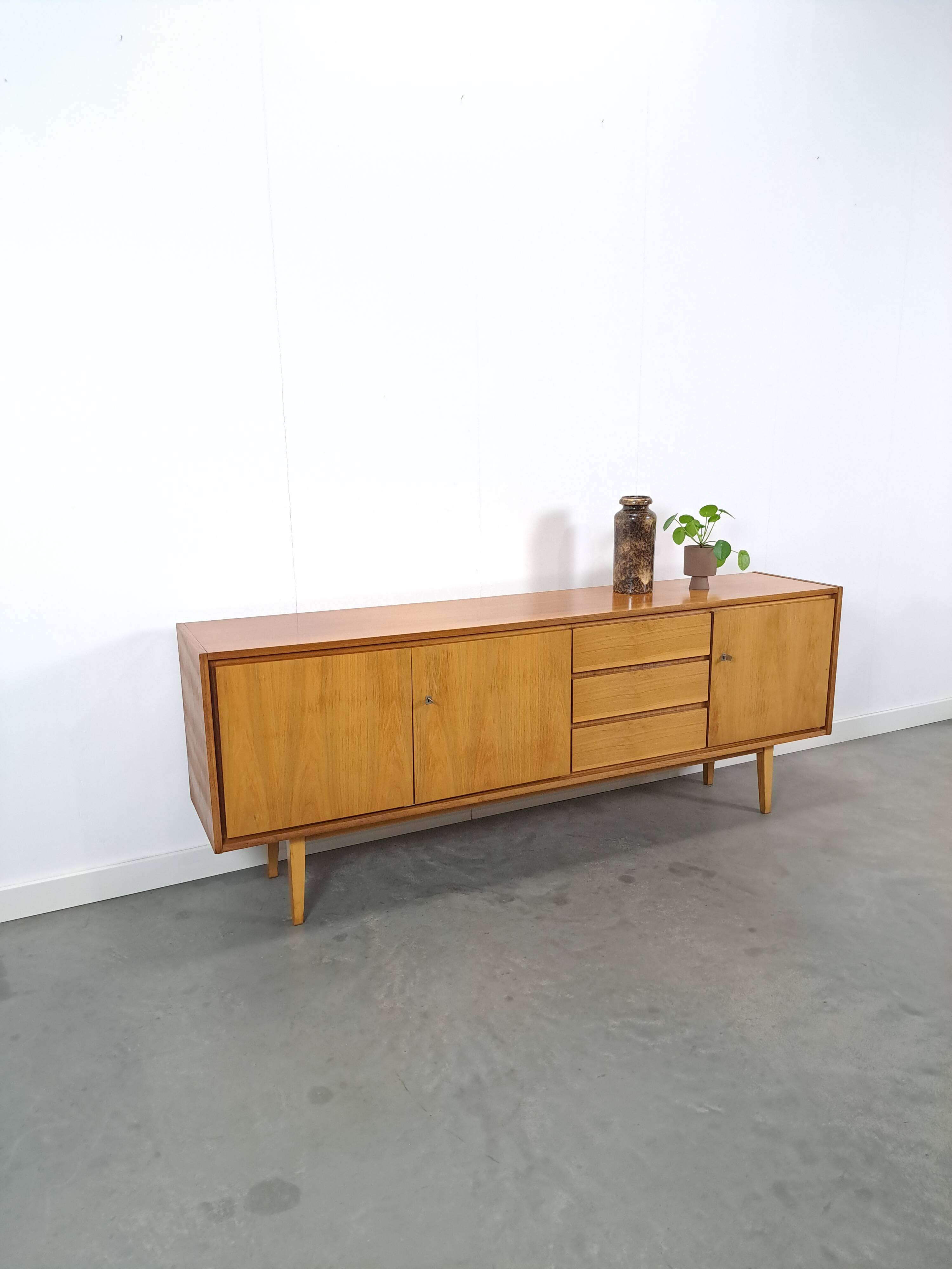 Mid-century notenhout fineer dressoir met 3 lades