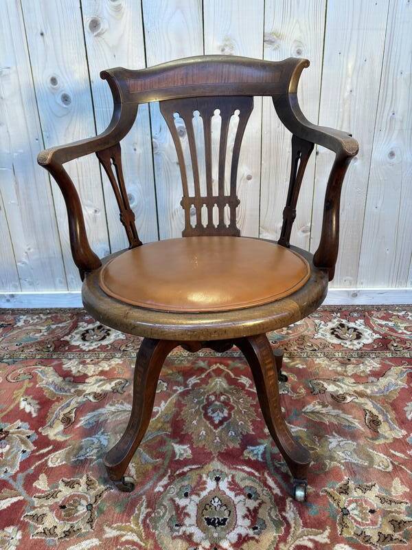 Swivel office chair